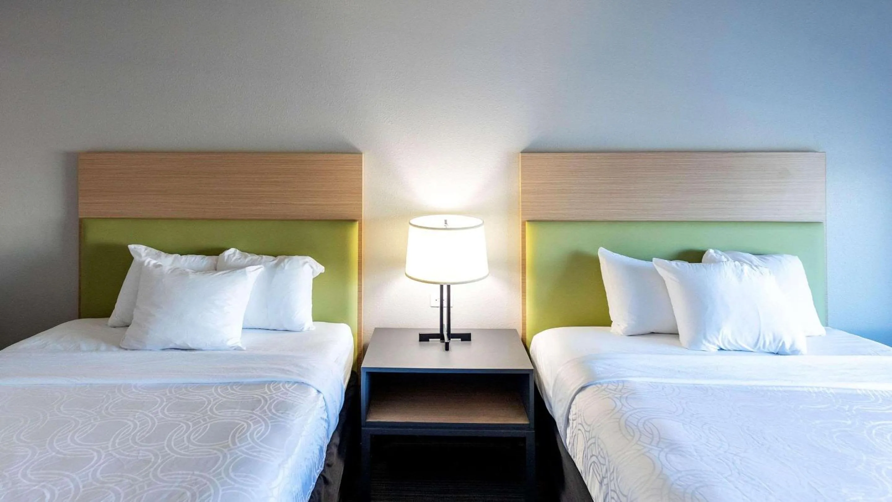 Bedroom, Bed in Country Inn & Suites by Radisson, Appleton Airport - Fox River Mall Area