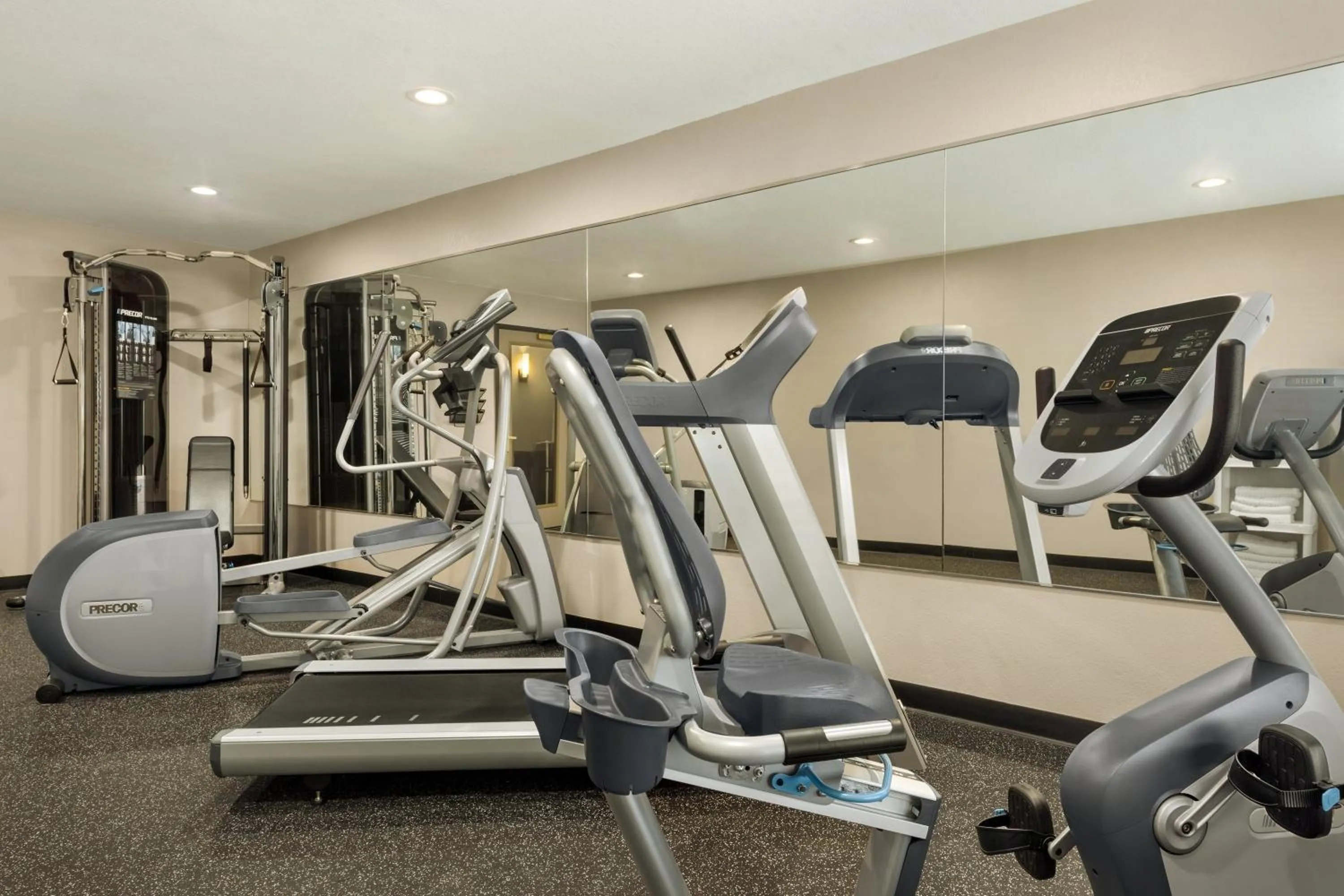 Fitness centre/facilities in Country Inn & Suites by Radisson, Decorah, IA