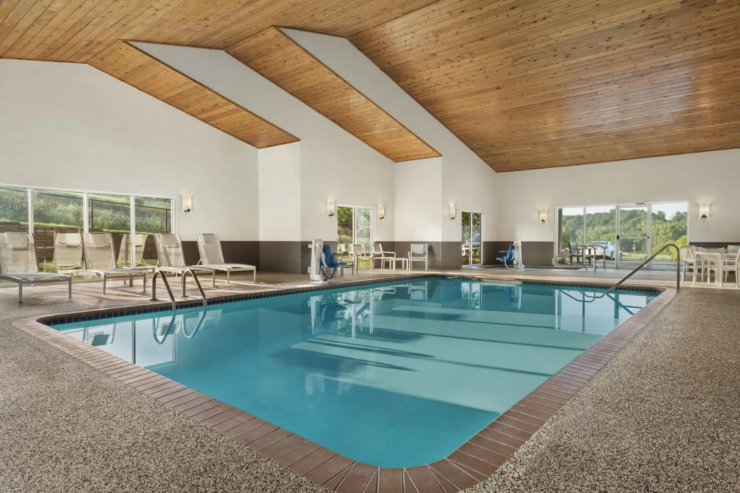 Swimming pool in Country Inn & Suites by Radisson, Decorah, IA