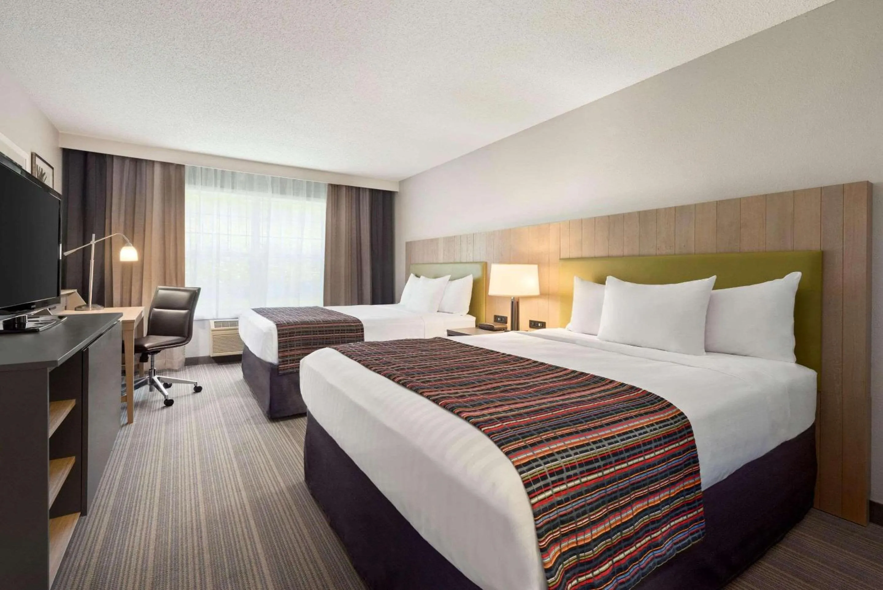 Bedroom, Bed in Country Inn & Suites by Radisson, Decorah, IA