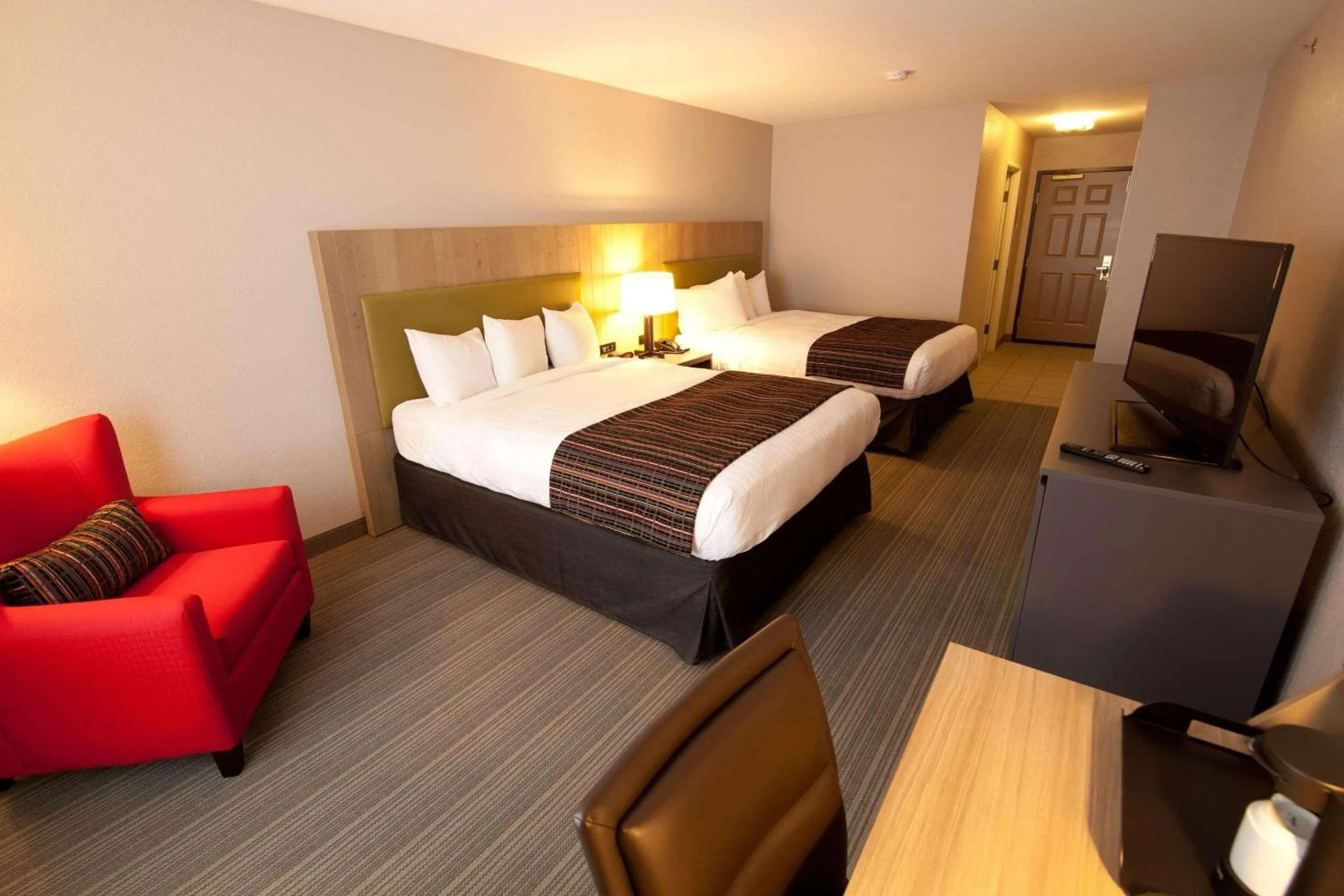 Bedroom, Bed in Country Inn & Suites by Radisson, Decorah, IA