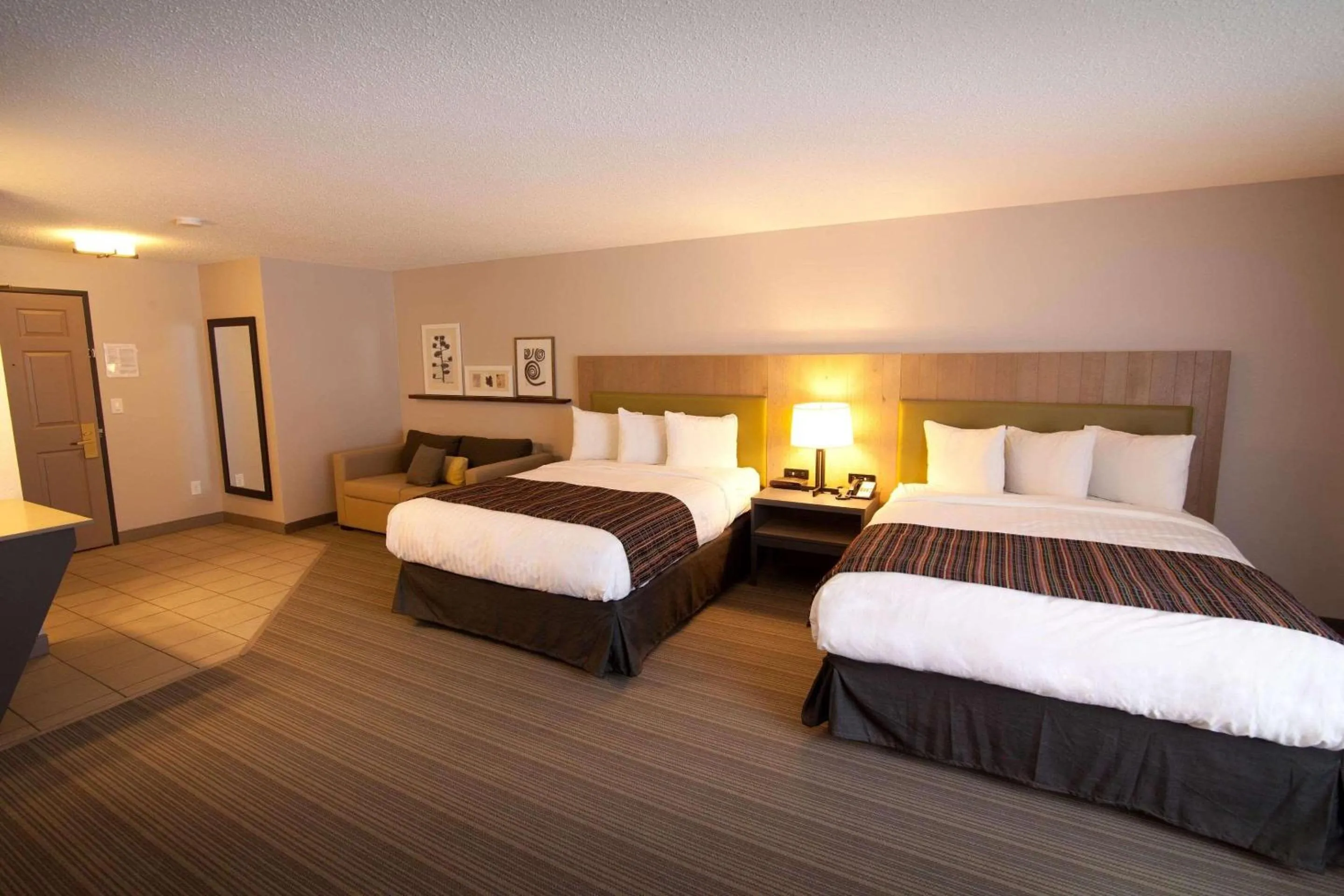 Bedroom, Bed in Country Inn & Suites by Radisson, Decorah, IA