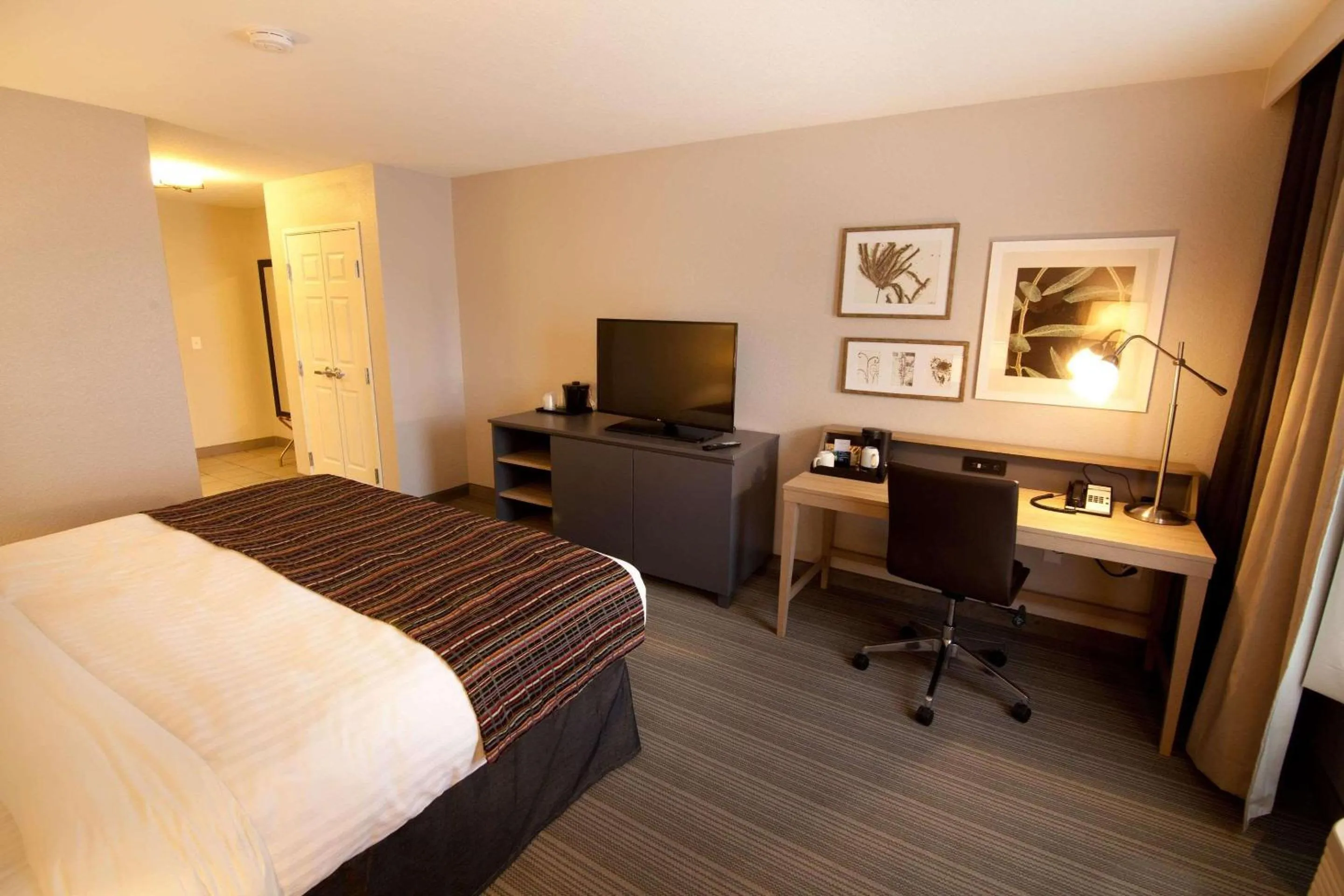 Bedroom, Bed in Country Inn & Suites by Radisson, Decorah, IA