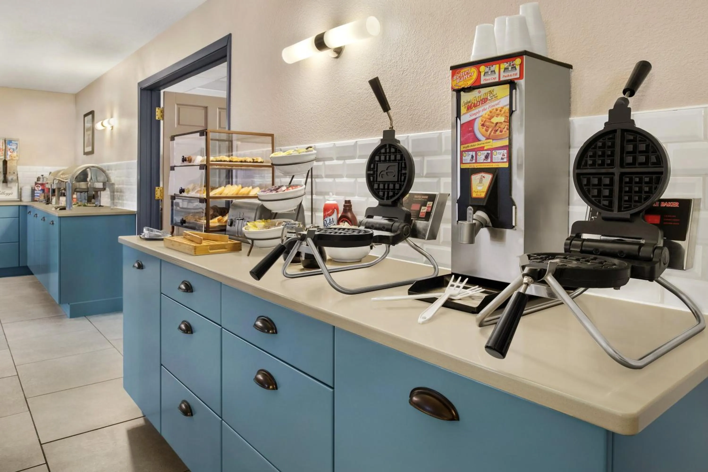 Buffet breakfast in Country Inn & Suites by Radisson, Decorah, IA