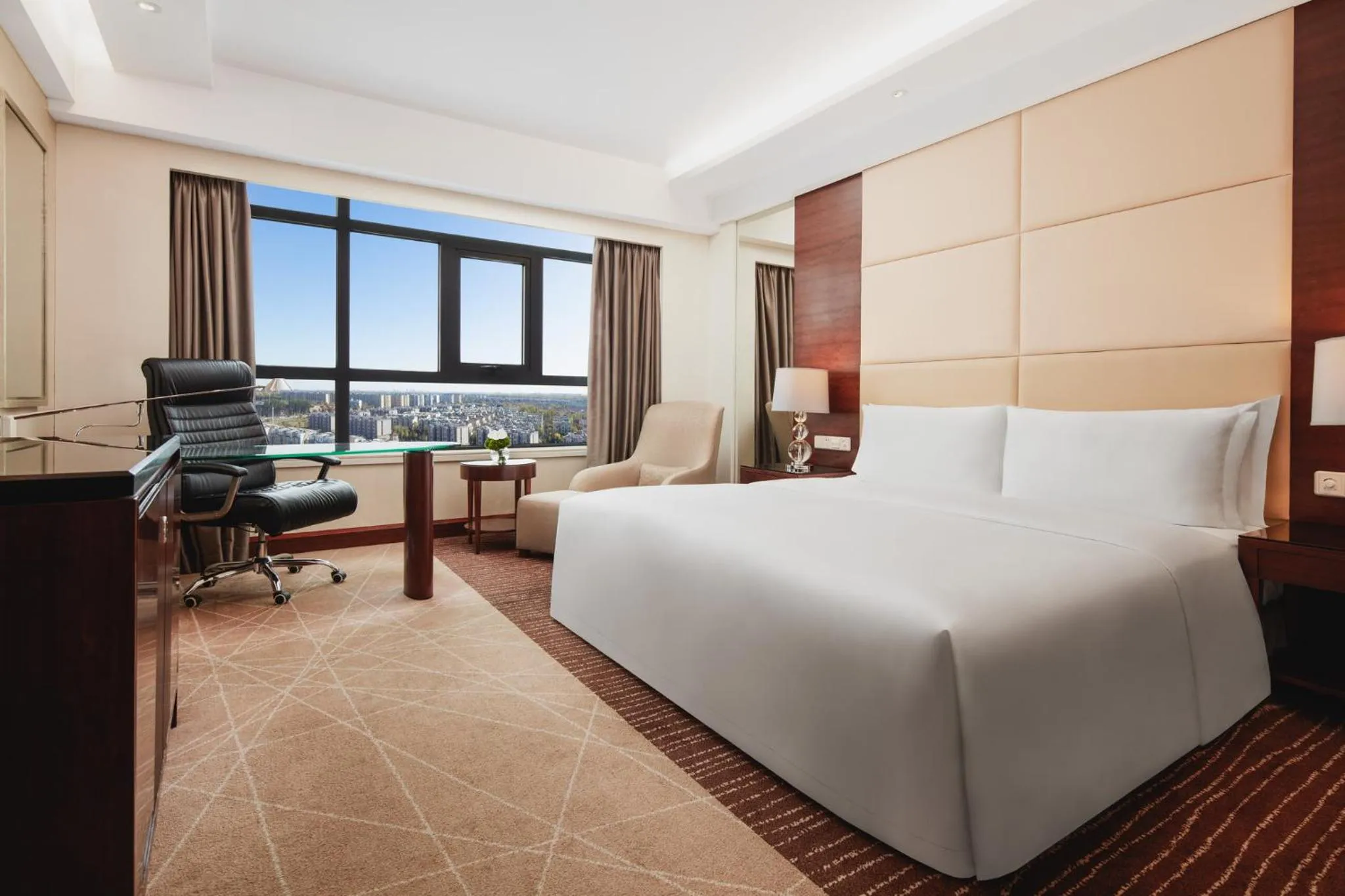 Photo of the whole room, Bed in Crowne Plaza Beijing International Airport by IHG