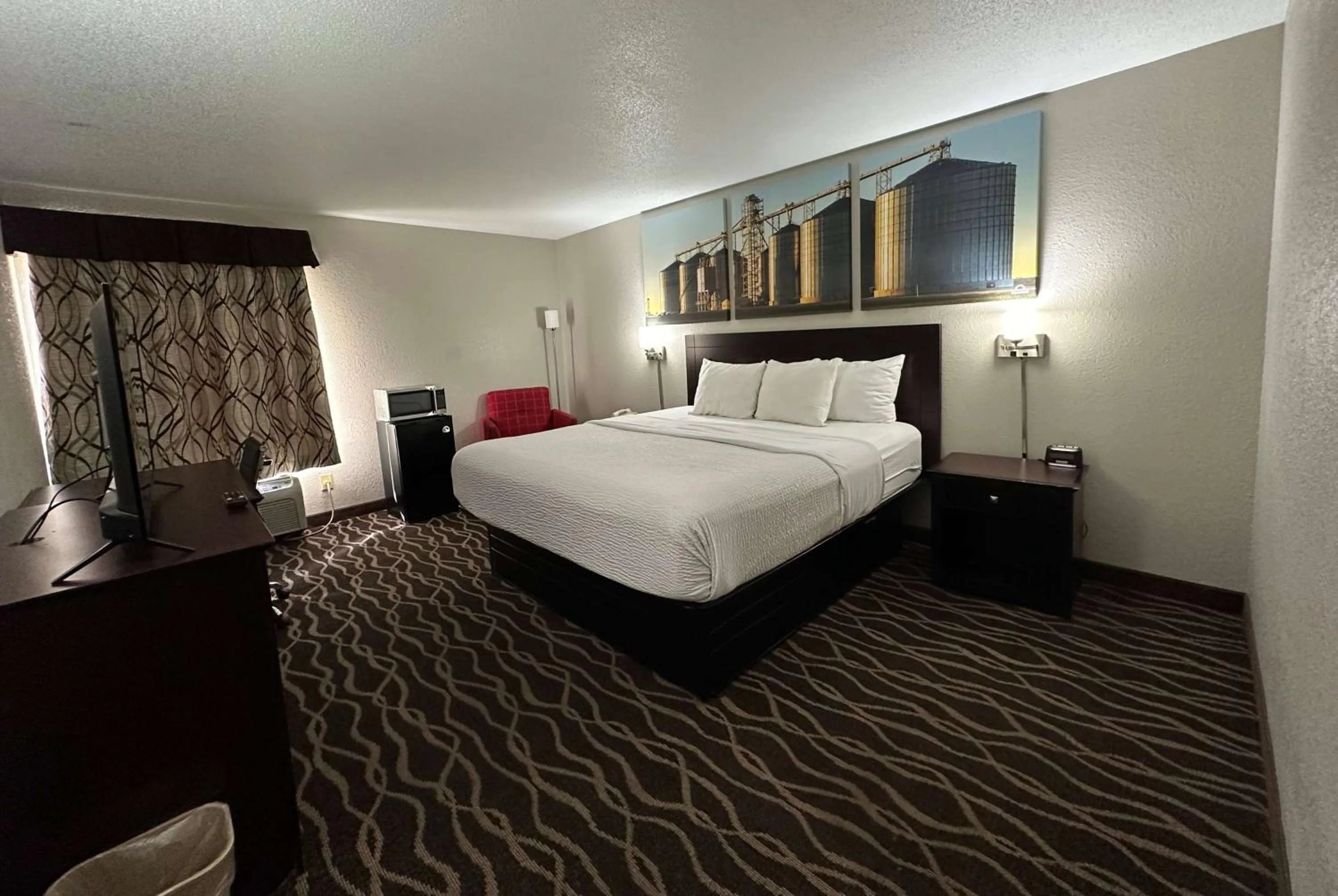 Photo of the whole room, Bed in Days Inn & Suites by Wyndham Casey