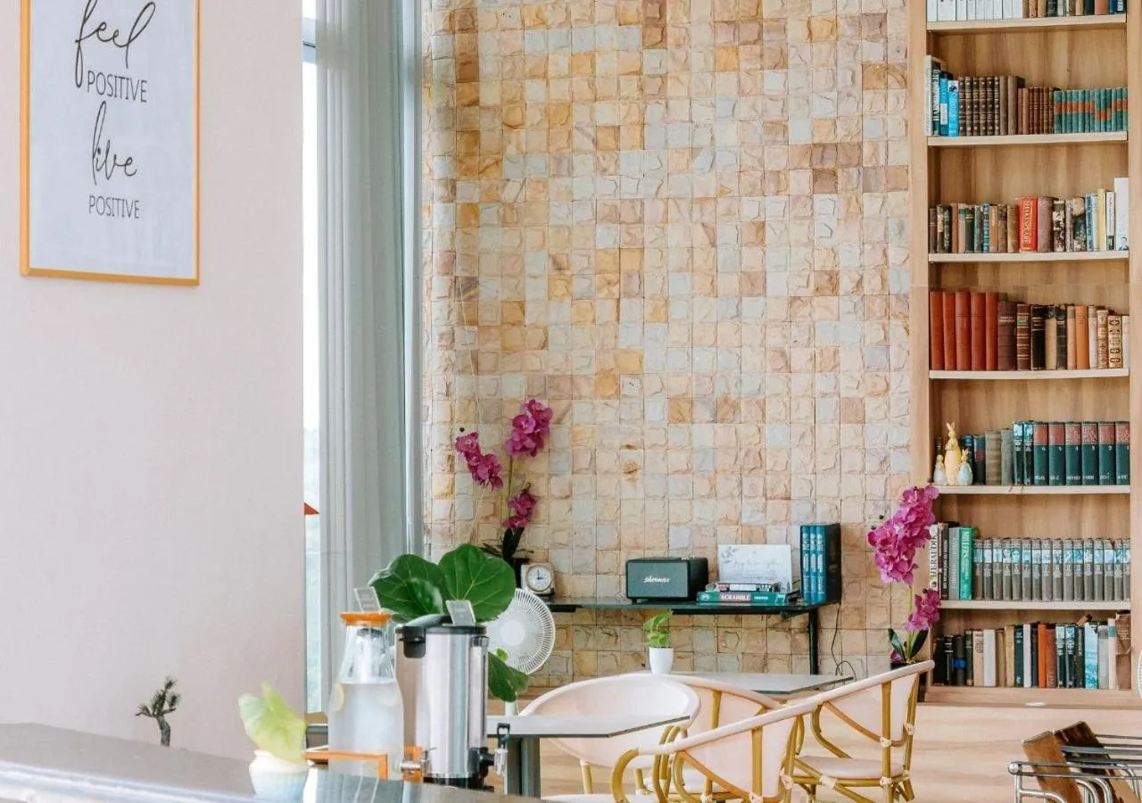 Communal lounge/ TV room in Hilltop Wellness Resort