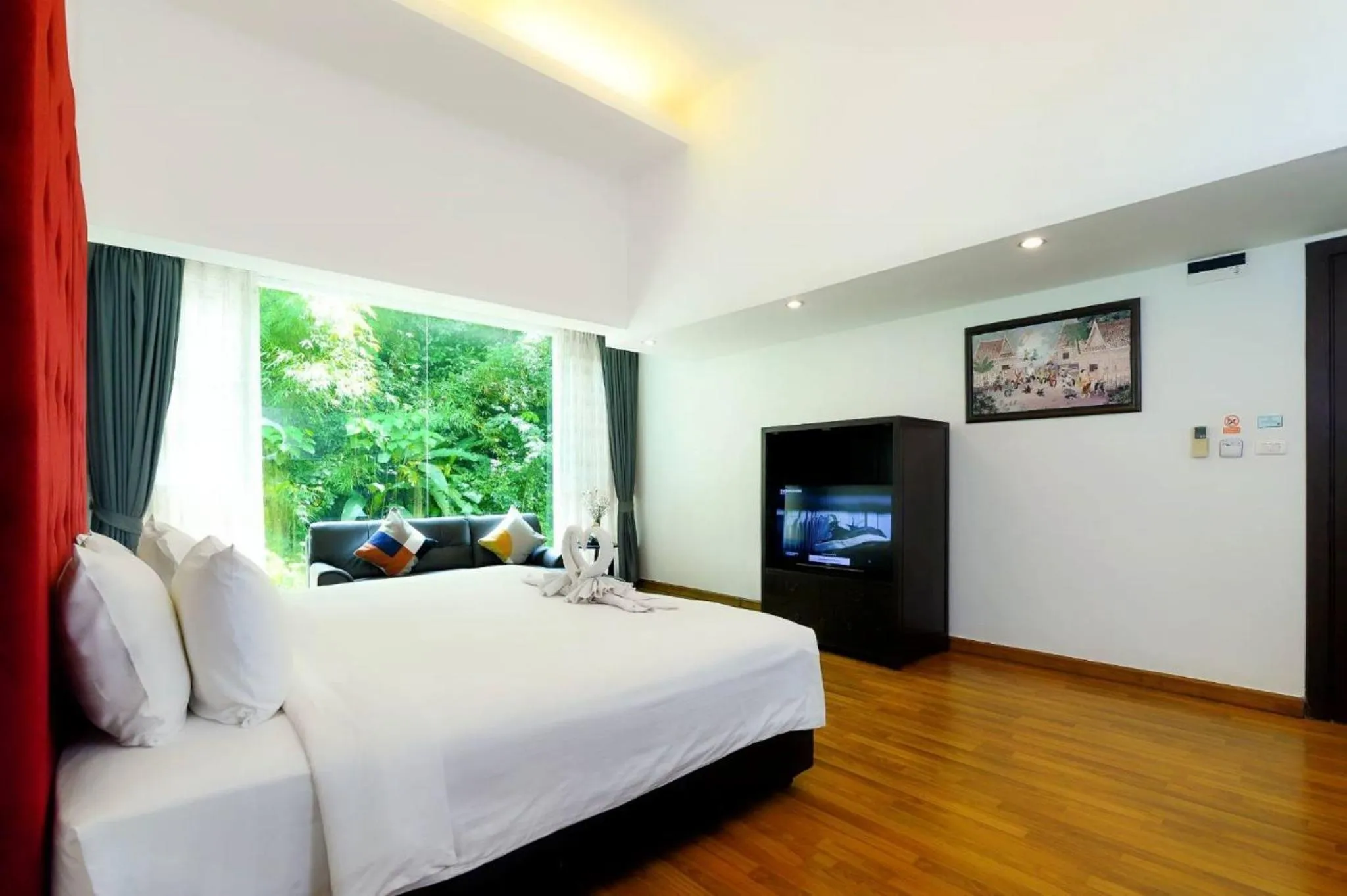 Communal lounge/ TV room, Bed in Hilltop Wellness Resort