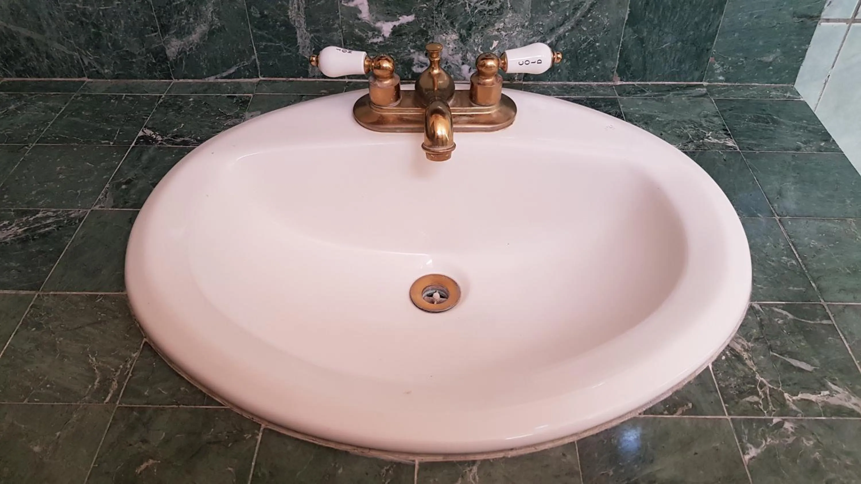 Bathroom in Aurora Express