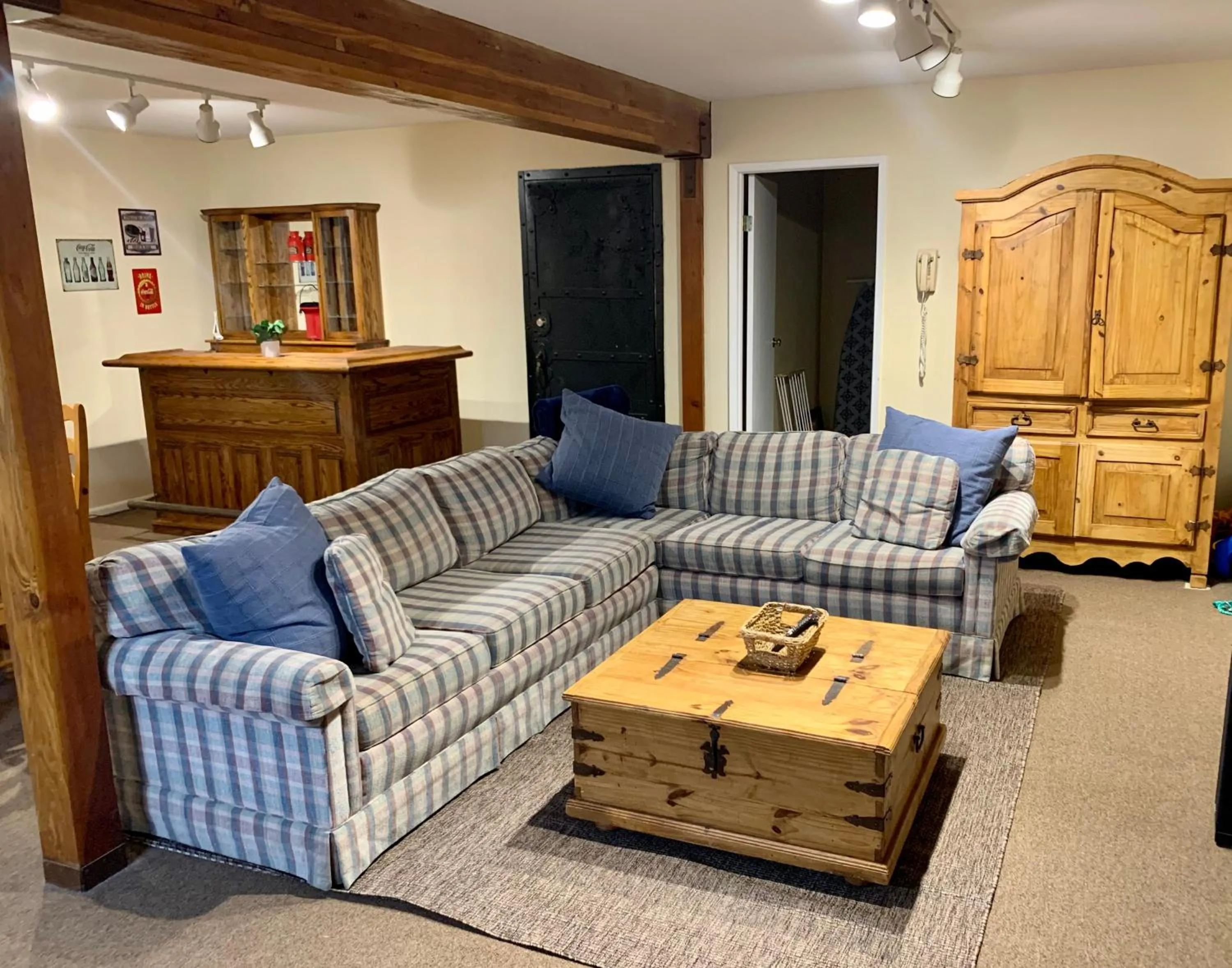 Living room in Villa Alta Vista at Yosemite- Stunning Views and Game Room