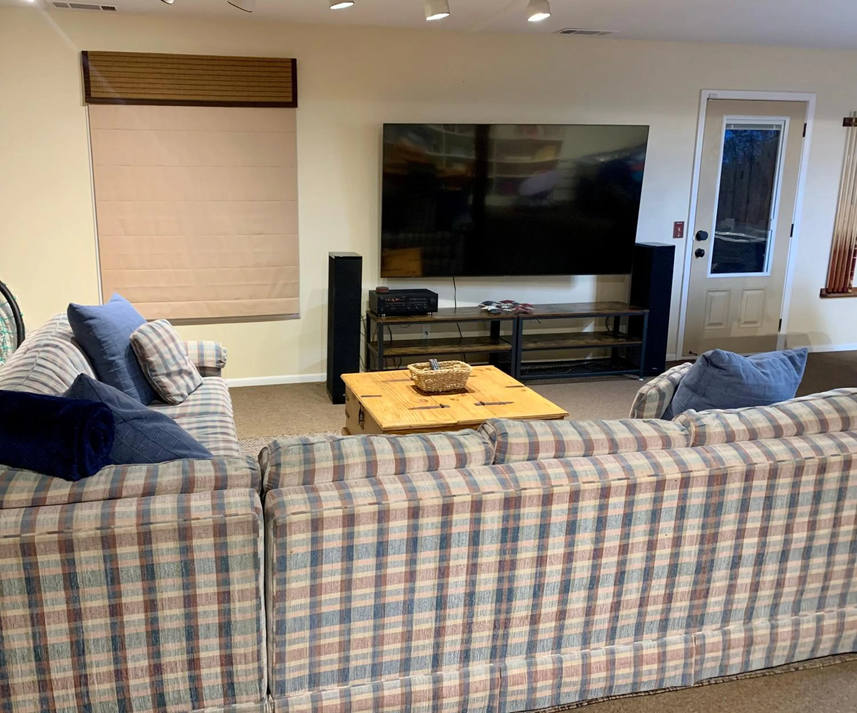 Living room in Villa Alta Vista at Yosemite- Stunning Views and Game Room