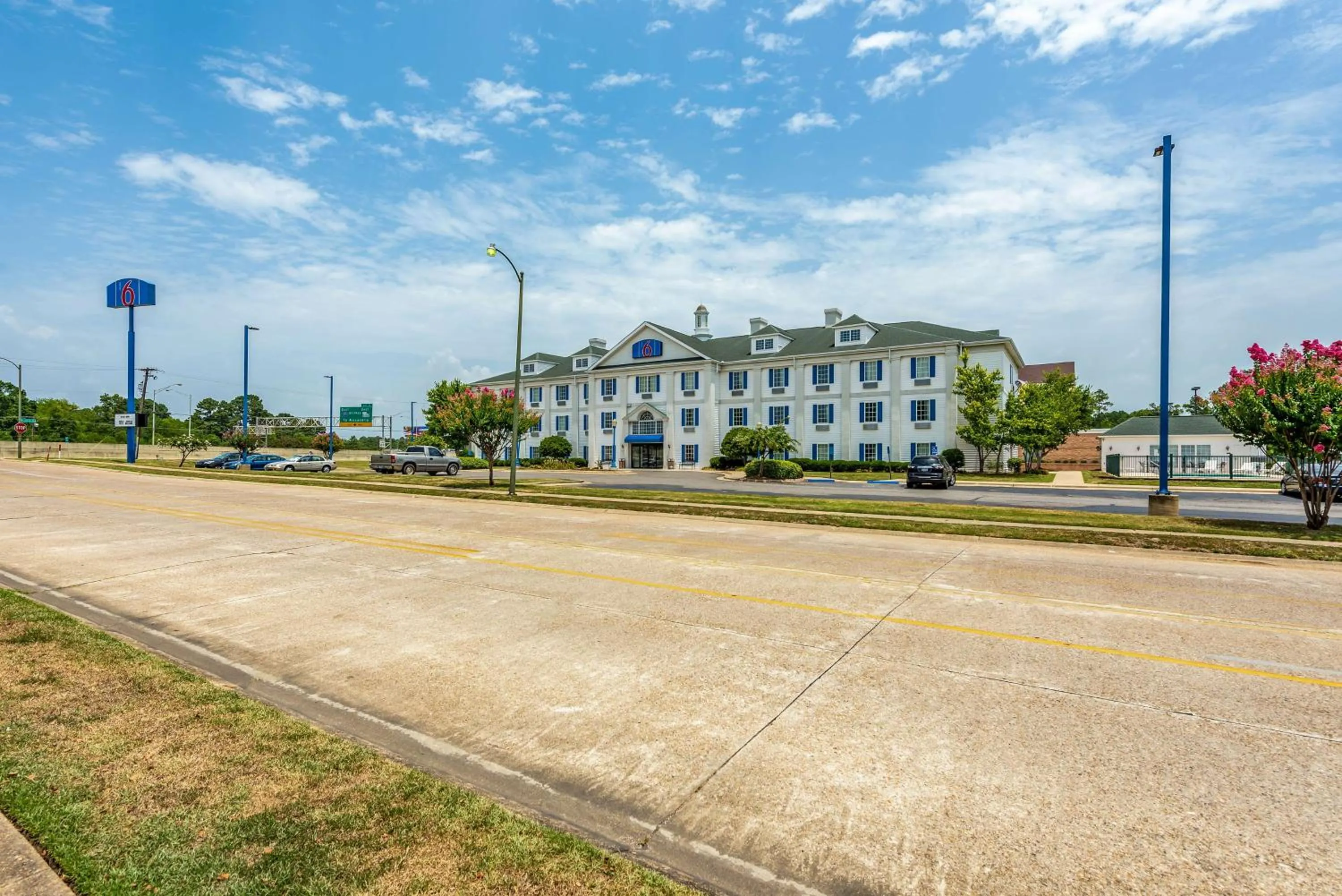 Property building in Motel 6-Shreveport, LA