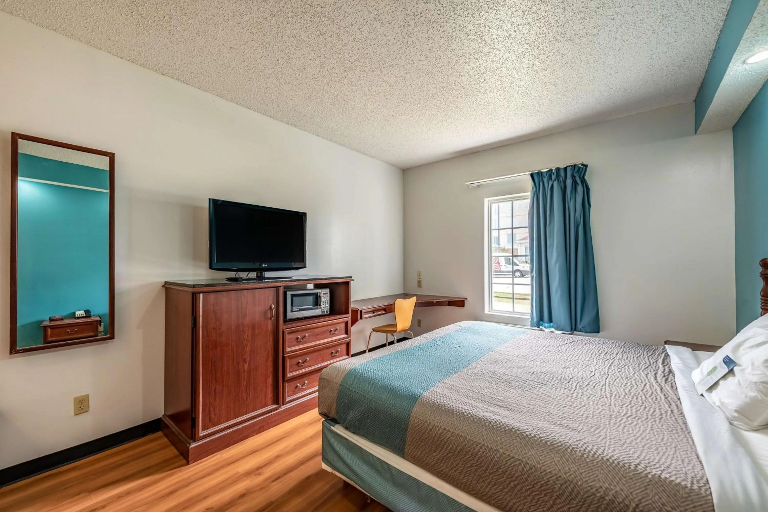 Photo of the whole room, Bed in Motel 6-Shreveport, LA