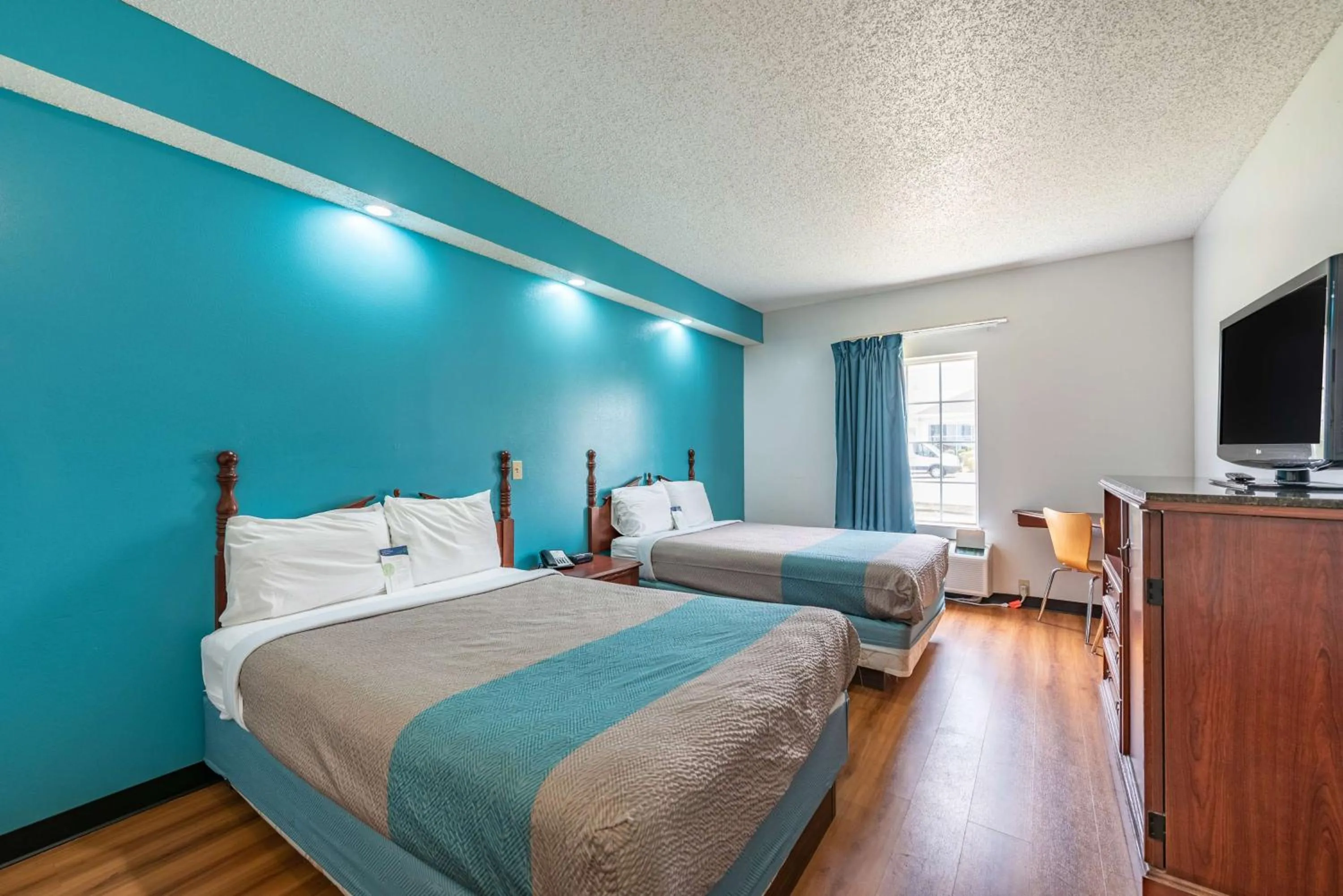 Photo of the whole room, Bed in Motel 6-Shreveport, LA