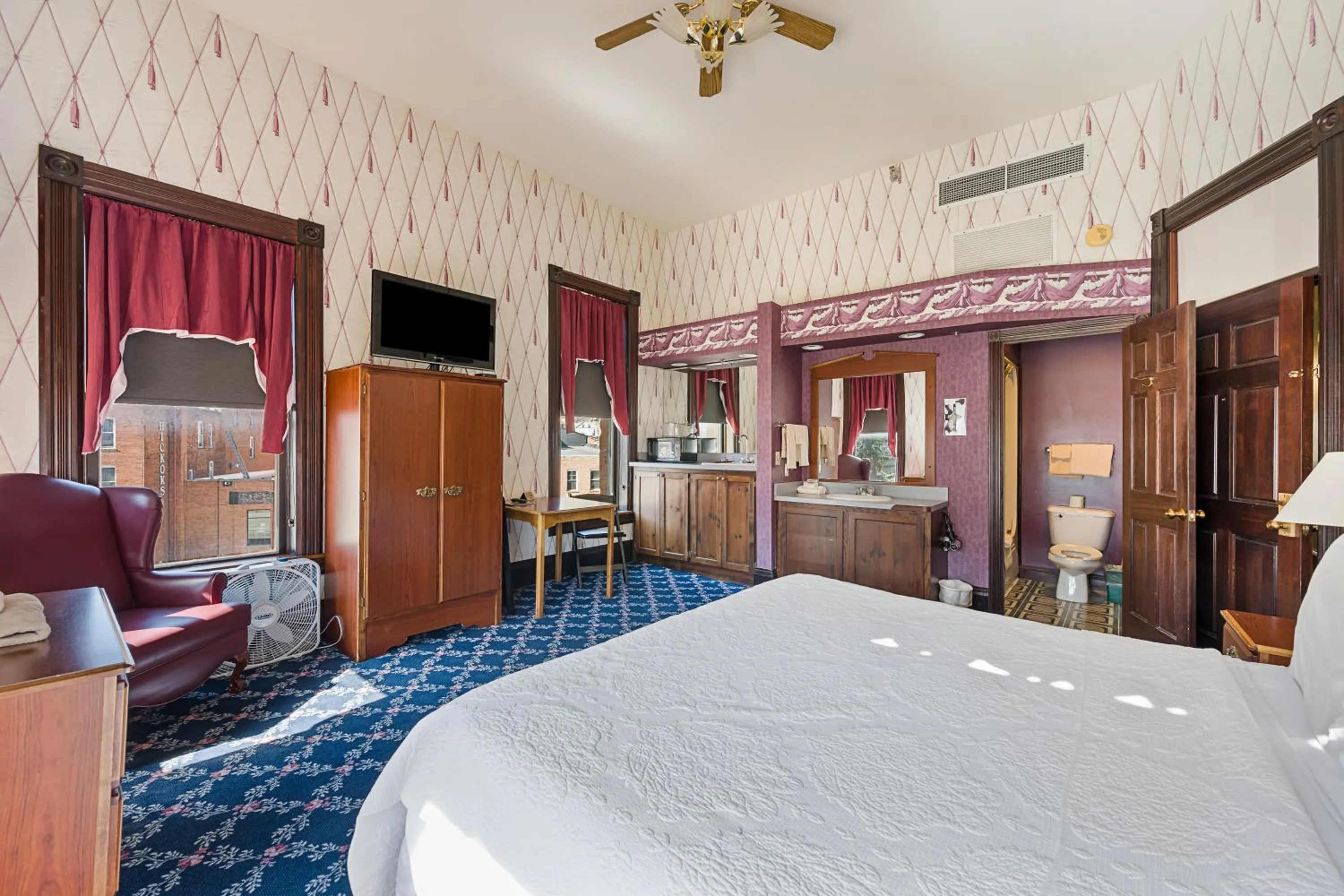 Bed in Historic Iron Horse Inn - Deadwood
