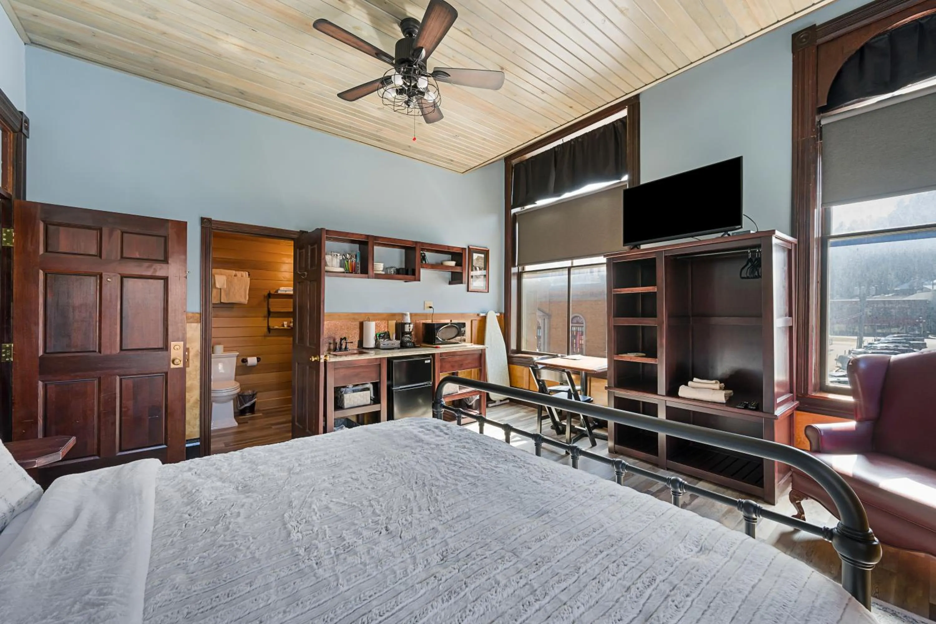 Bed in Historic Iron Horse Inn - Deadwood