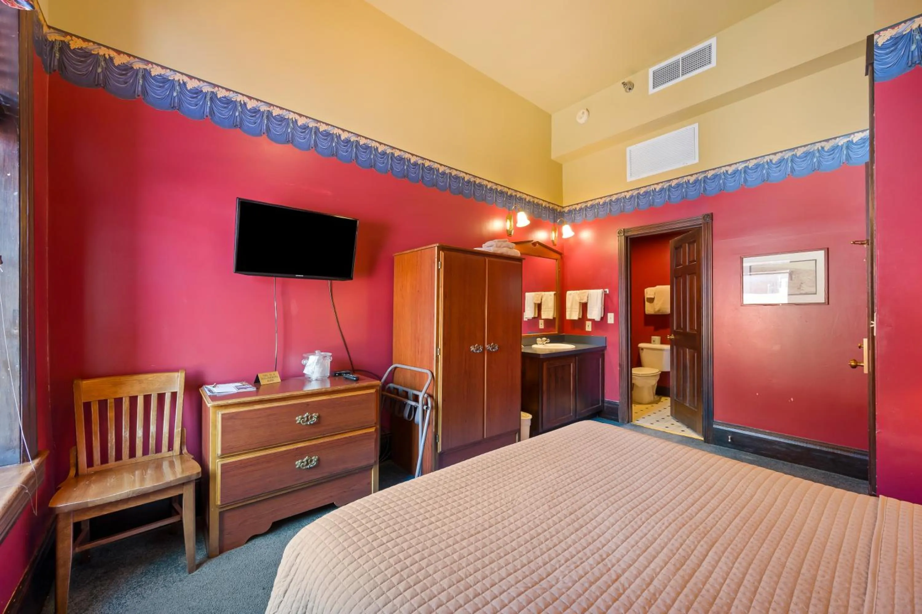 Bed in Historic Iron Horse Inn - Deadwood