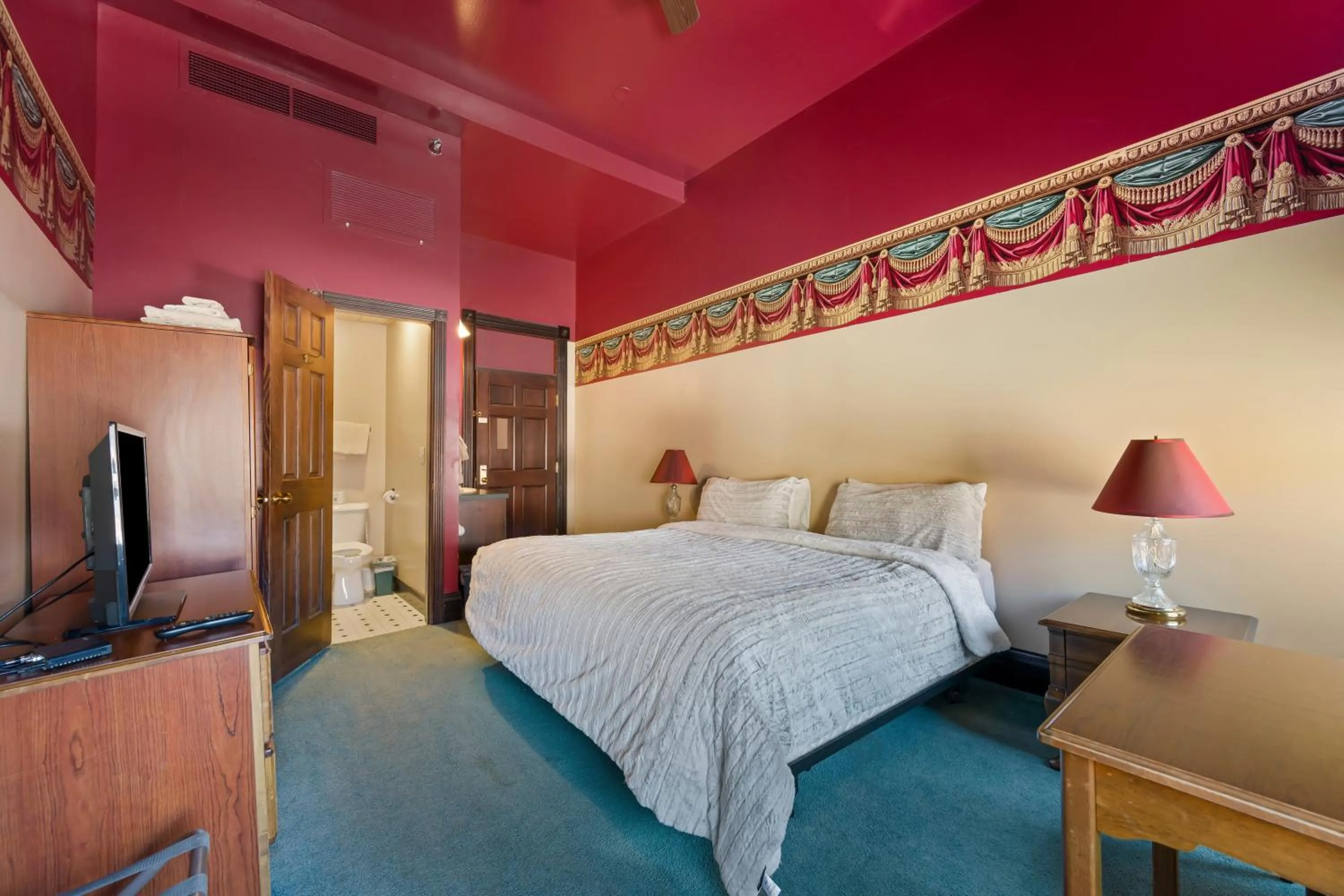 Bed in Historic Iron Horse Inn - Deadwood