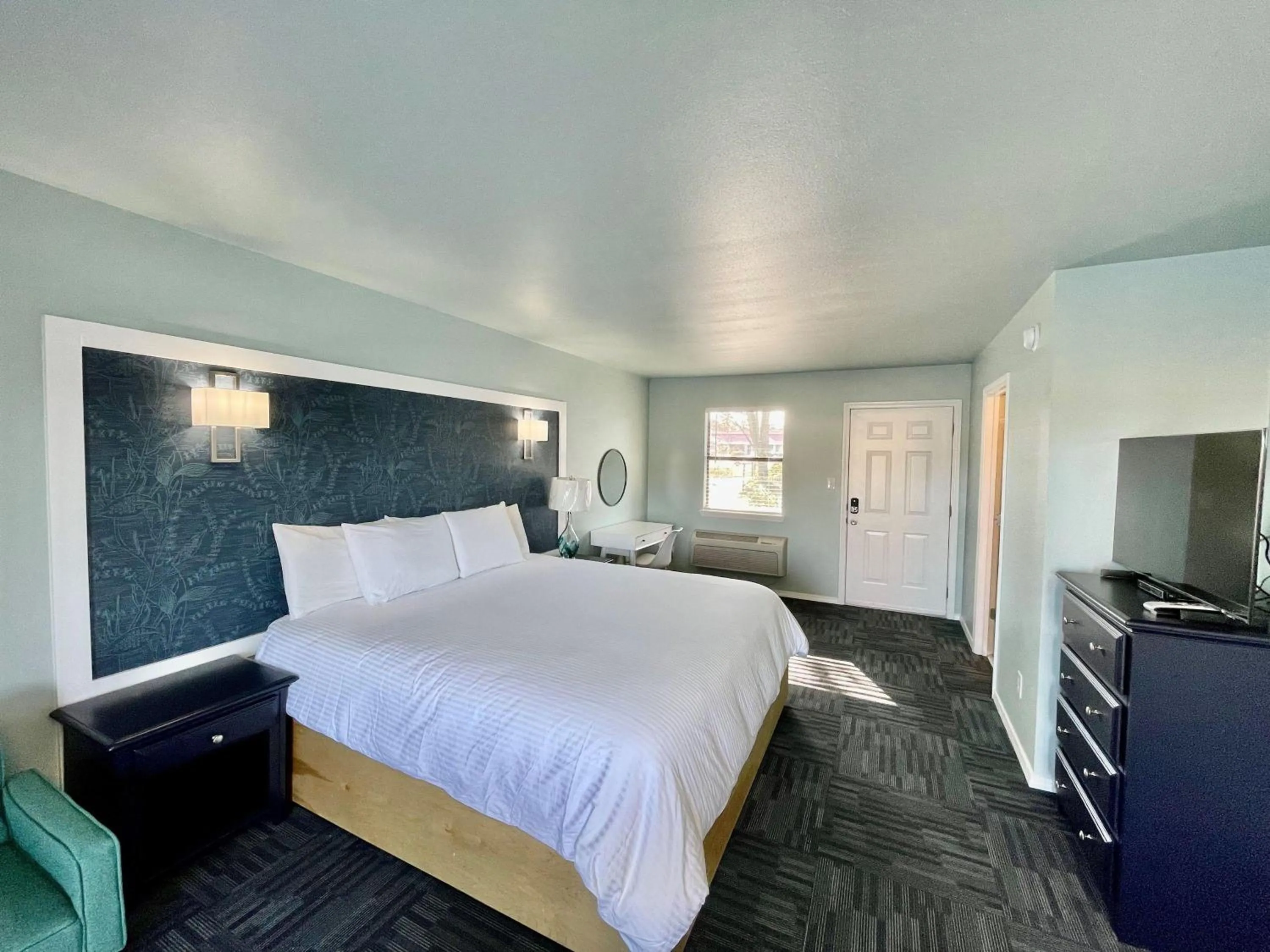 Bedroom, Bed in The Hamilton - Lakefront & Studio Suites, Hot Springs