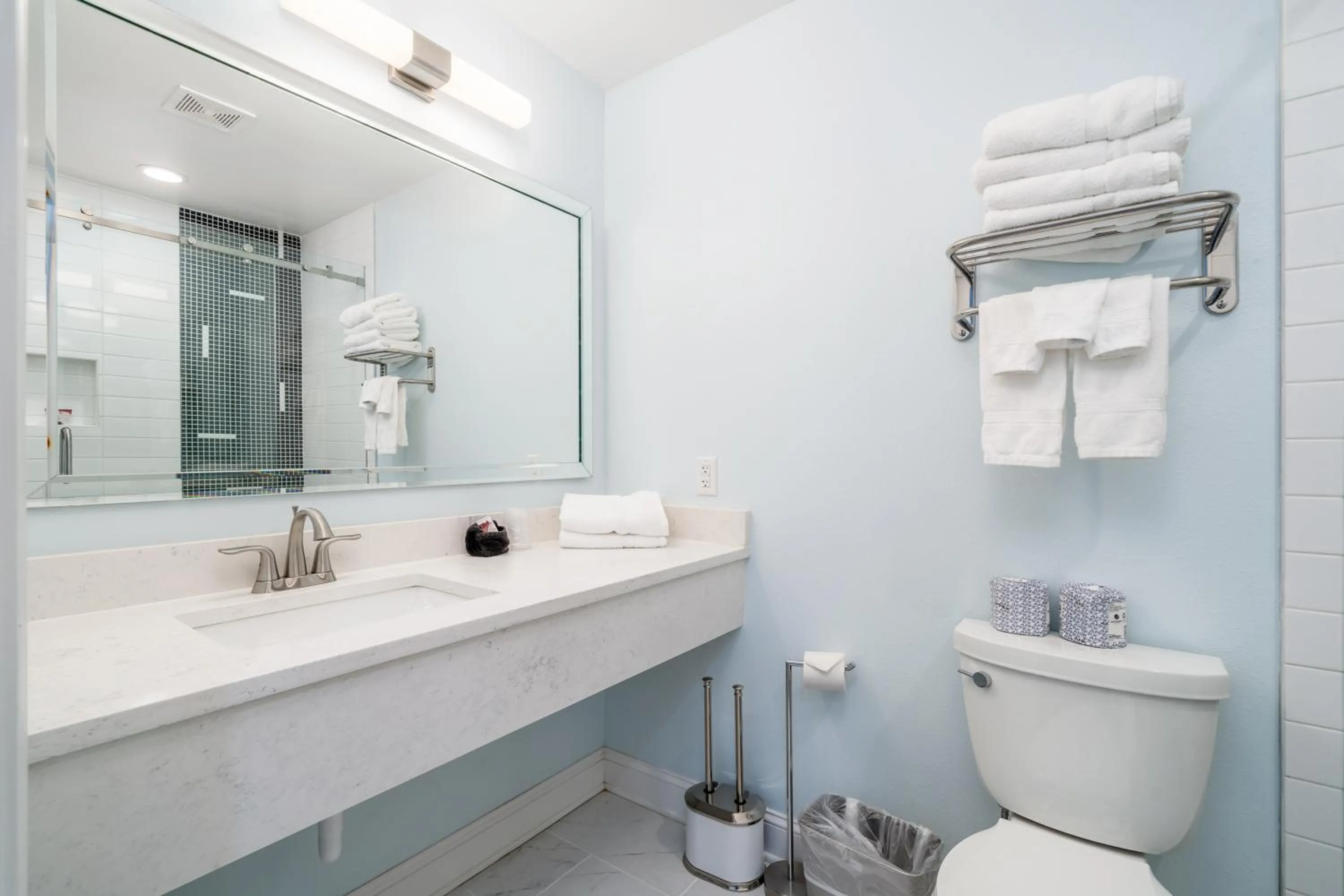 Bathroom in The Hamilton - Lakefront & Studio Suites, Hot Springs