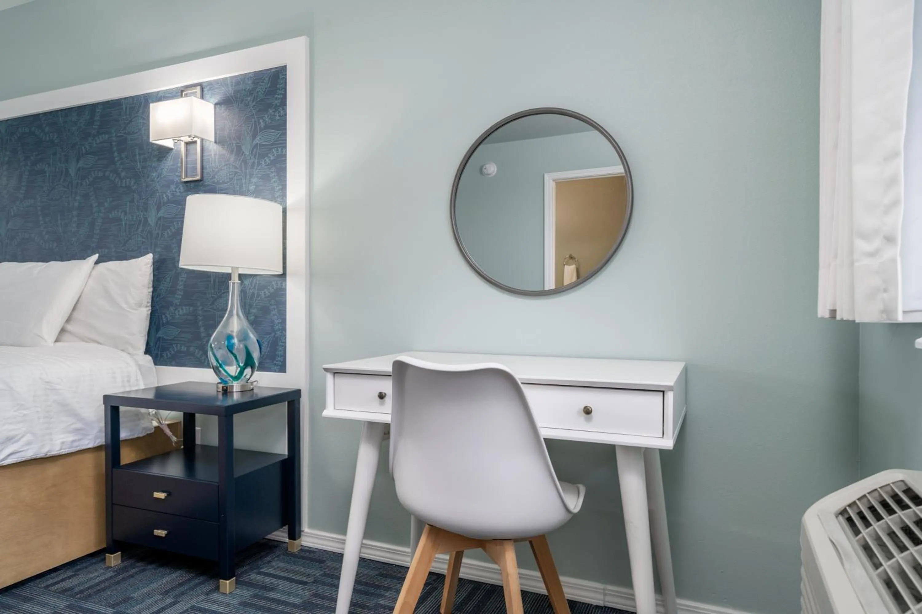 TV and multimedia in The Hamilton - Lakefront & Studio Suites, Hot Springs