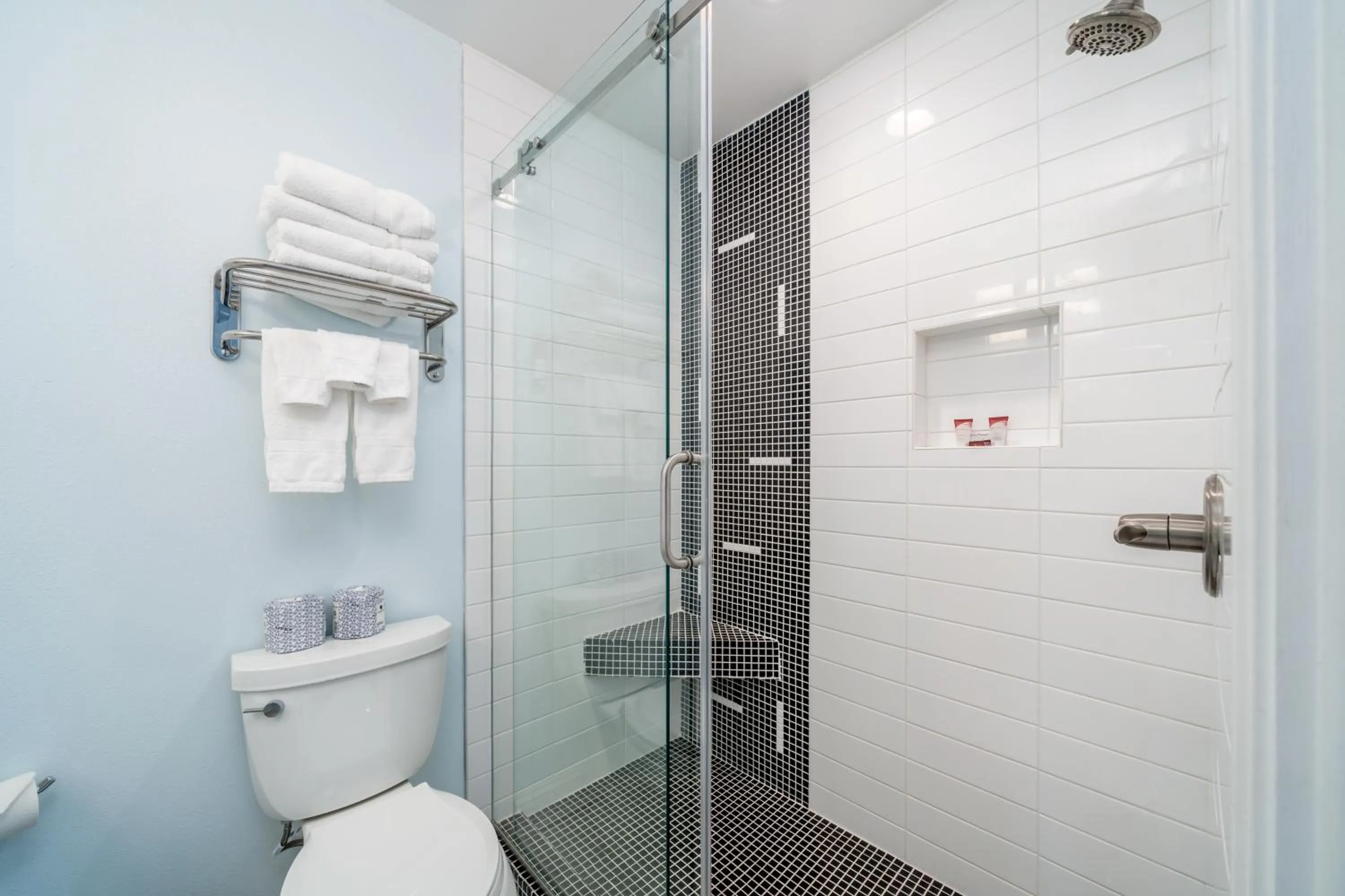 Shower in The Hamilton - Lakefront & Studio Suites, Hot Springs