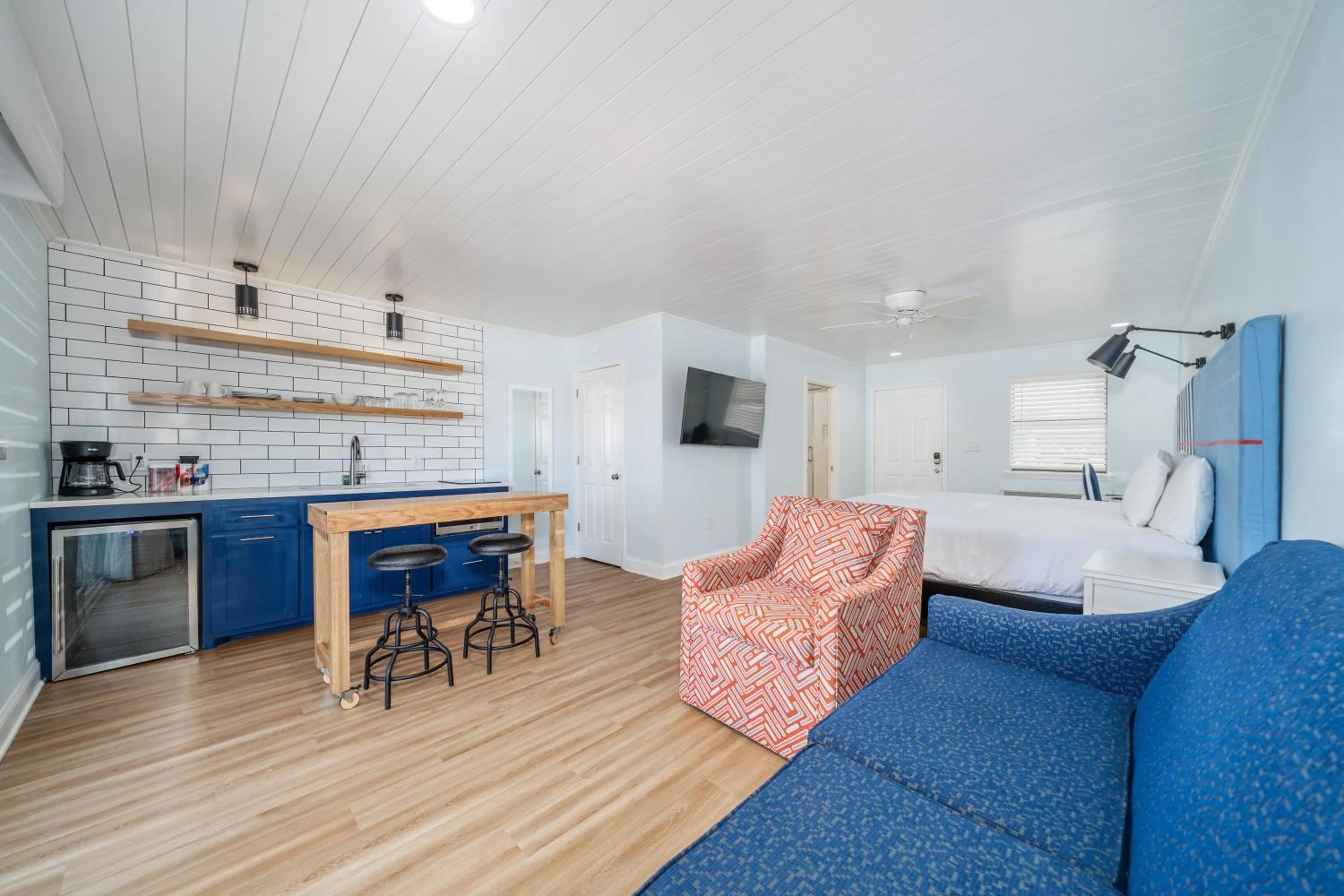 TV and multimedia in The Hamilton - Lakefront & Studio Suites, Hot Springs