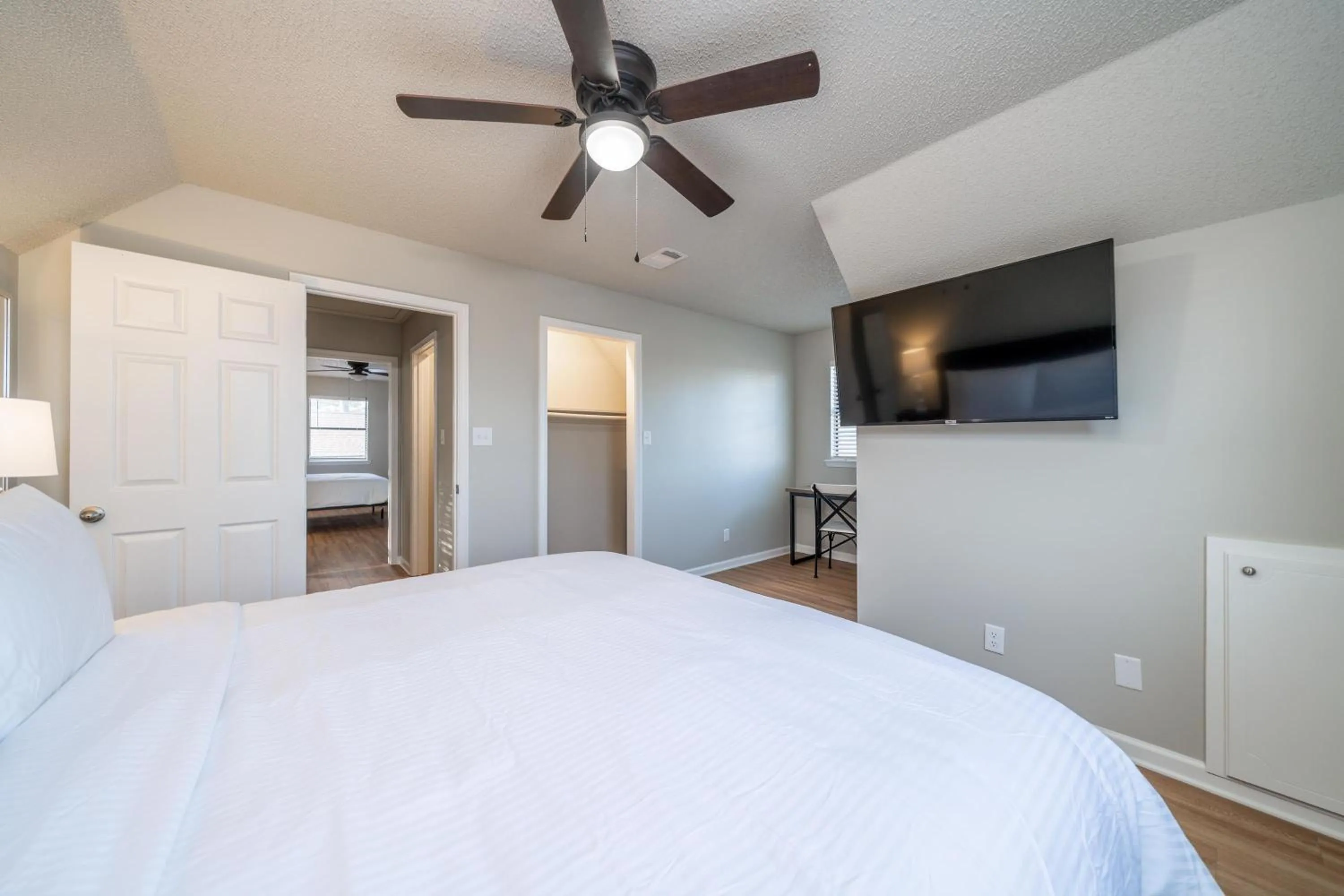 Property building, Bed in The Hamilton - Lakefront & Studio Suites, Hot Springs