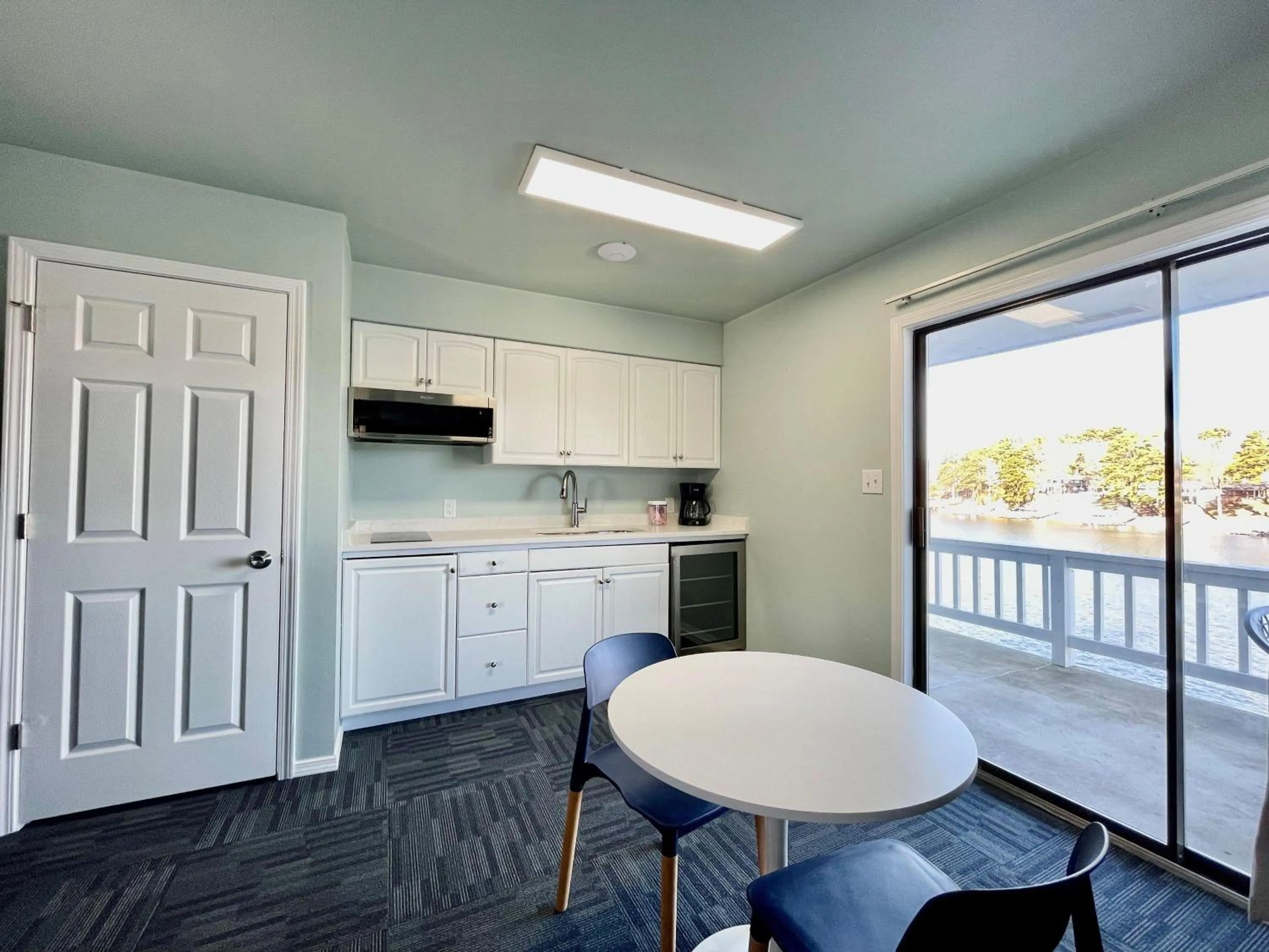 Kitchen or kitchenette in The Hamilton - Lakefront & Studio Suites, Hot Springs