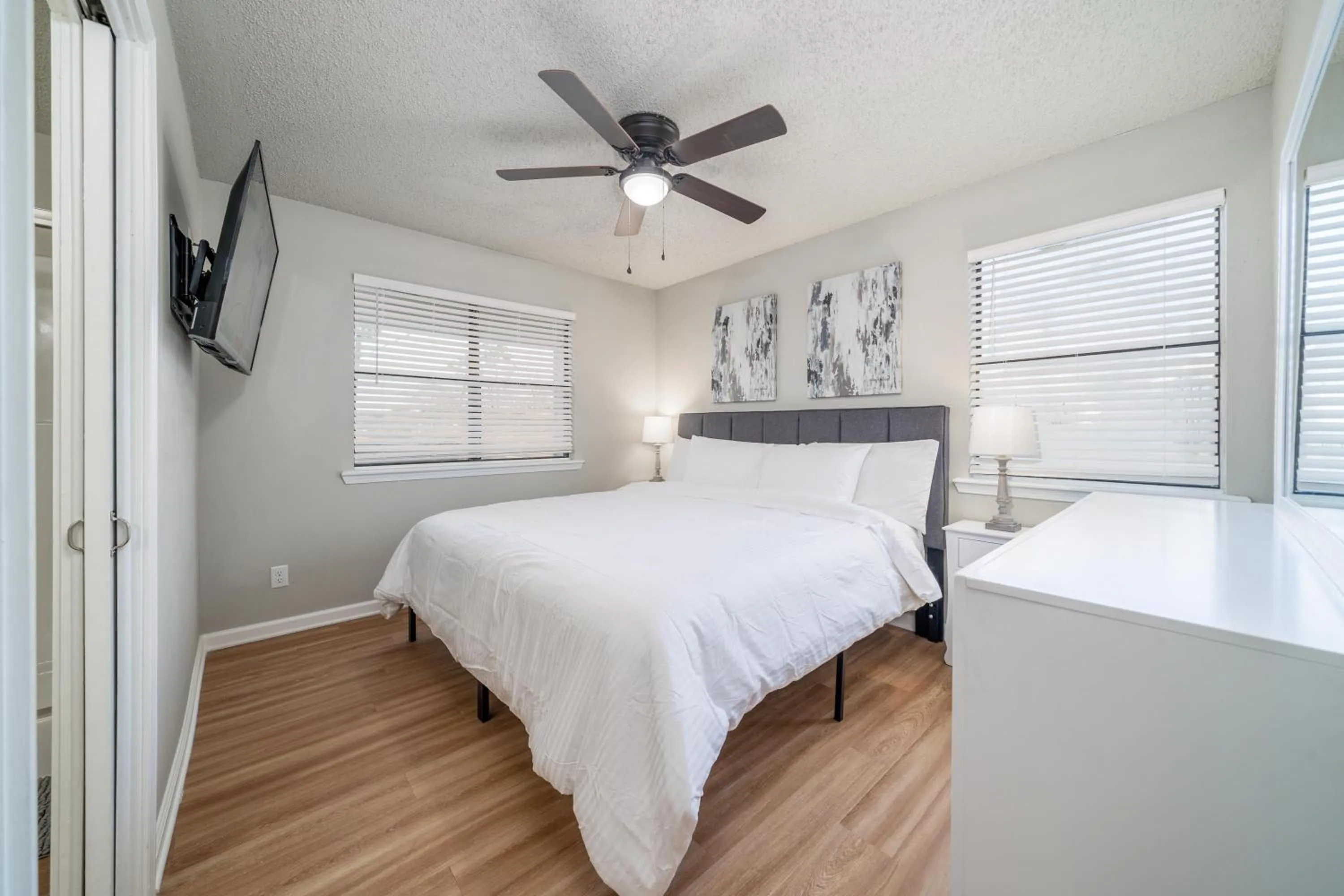 Property building, Bed in The Hamilton - Lakefront & Studio Suites, Hot Springs