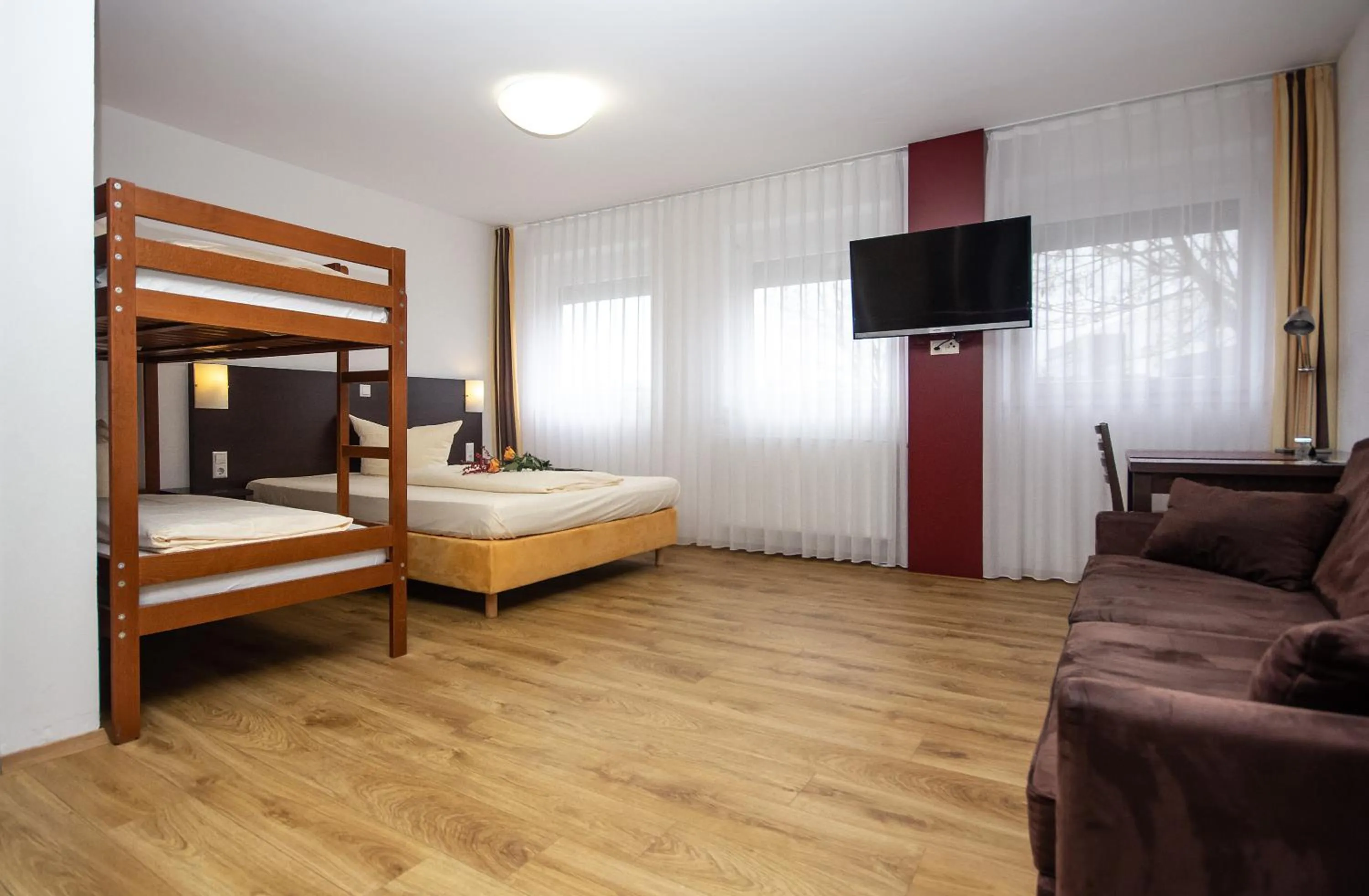 Photo of the whole room, Bed in iQ-Hotel