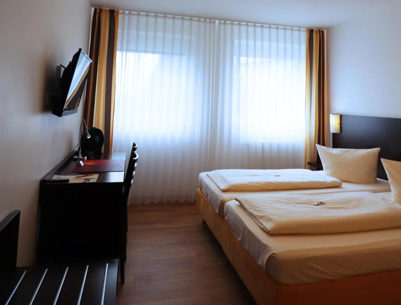 Property building, Bed in iQ-Hotel