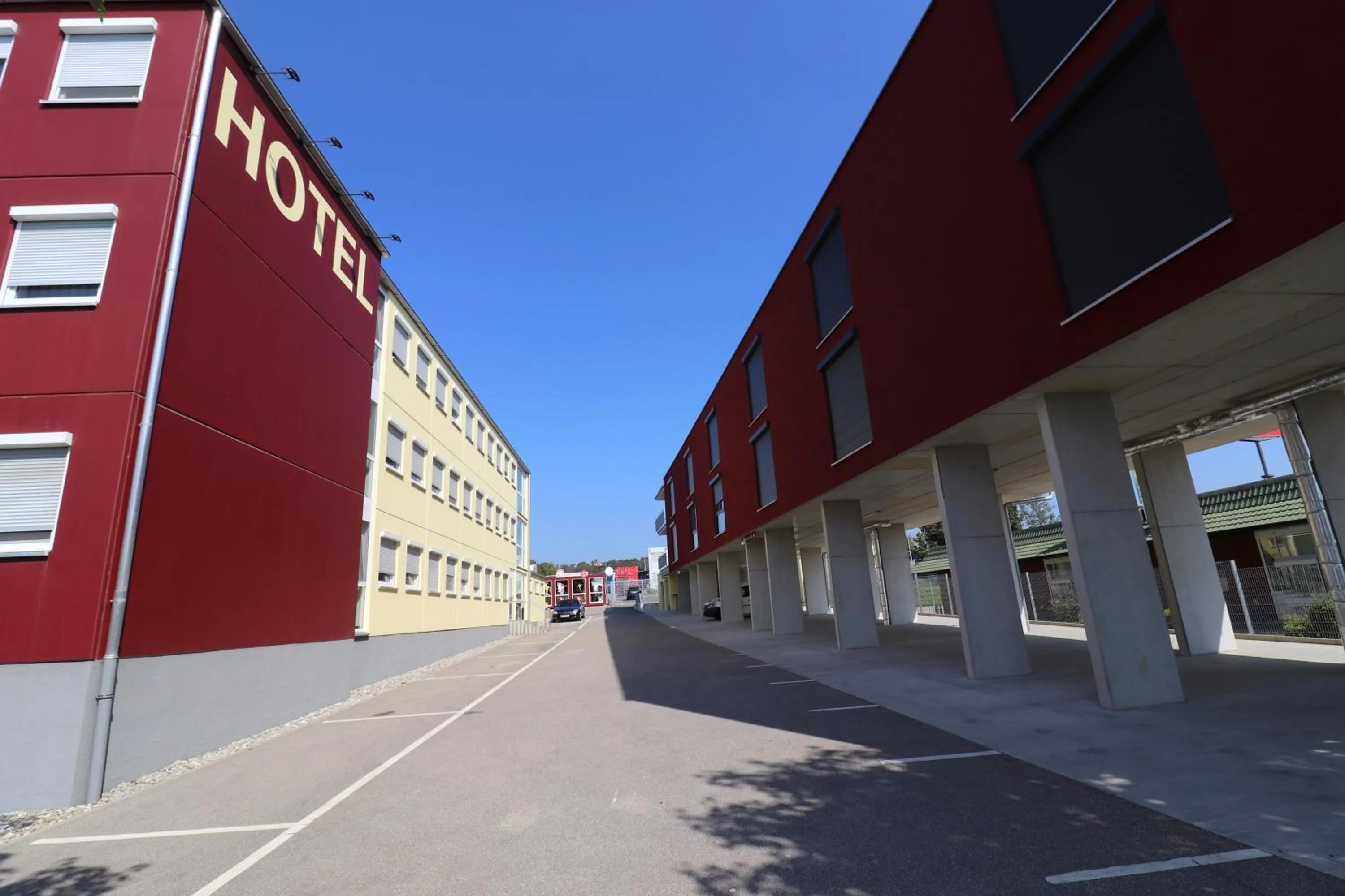 Property building in iQ-Hotel