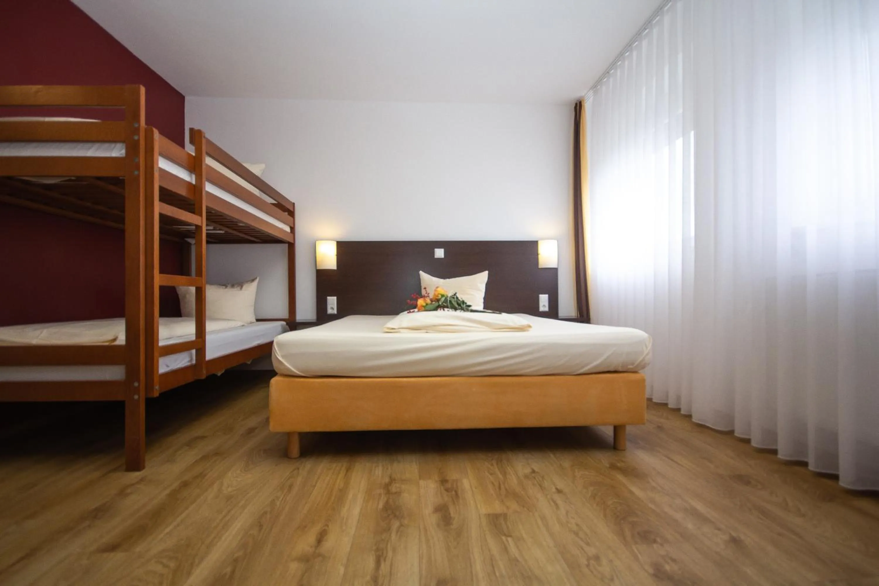 Photo of the whole room, Bed in iQ-Hotel