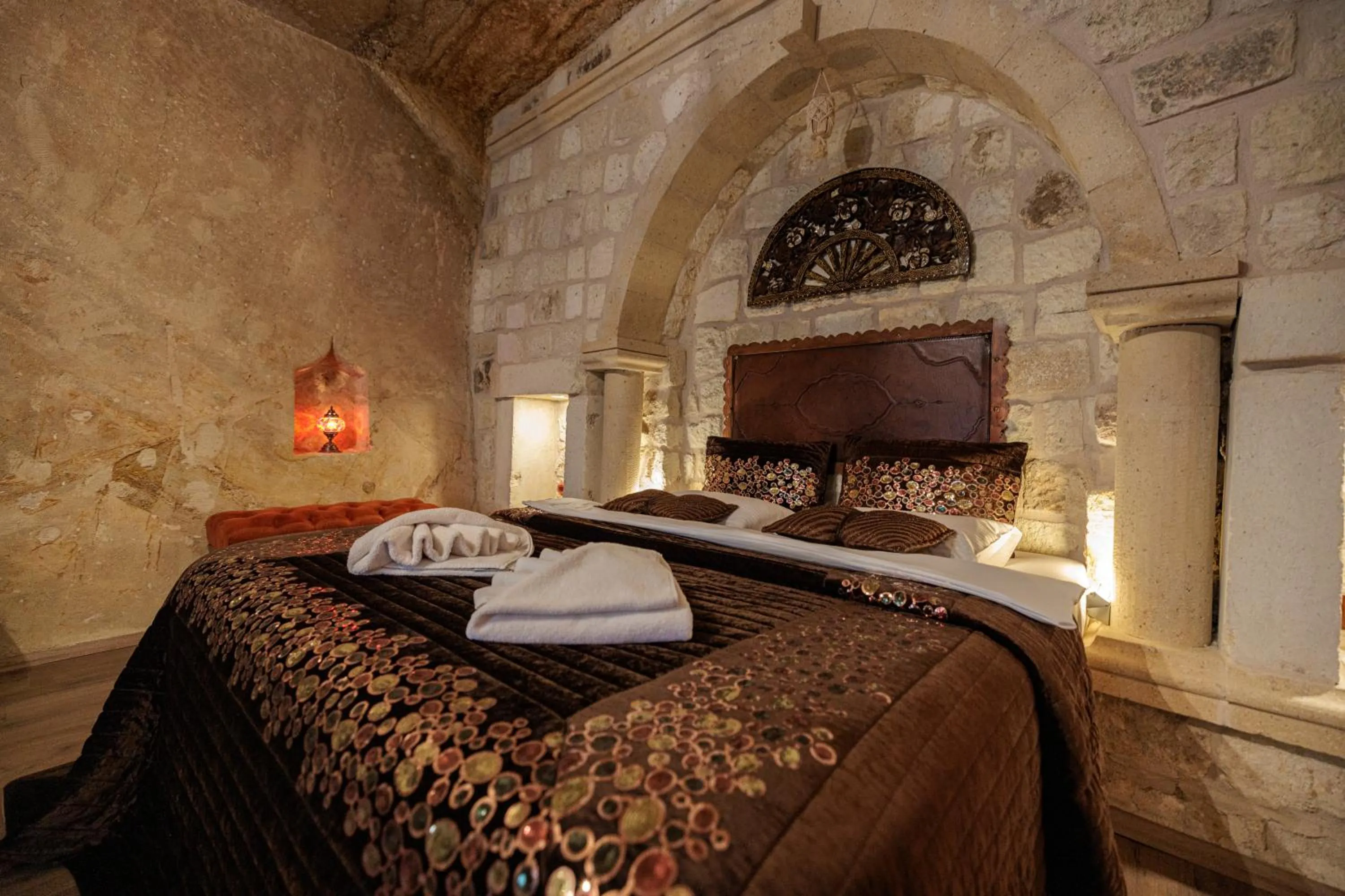 Photo of the whole room, Bed in Shadow Cave House