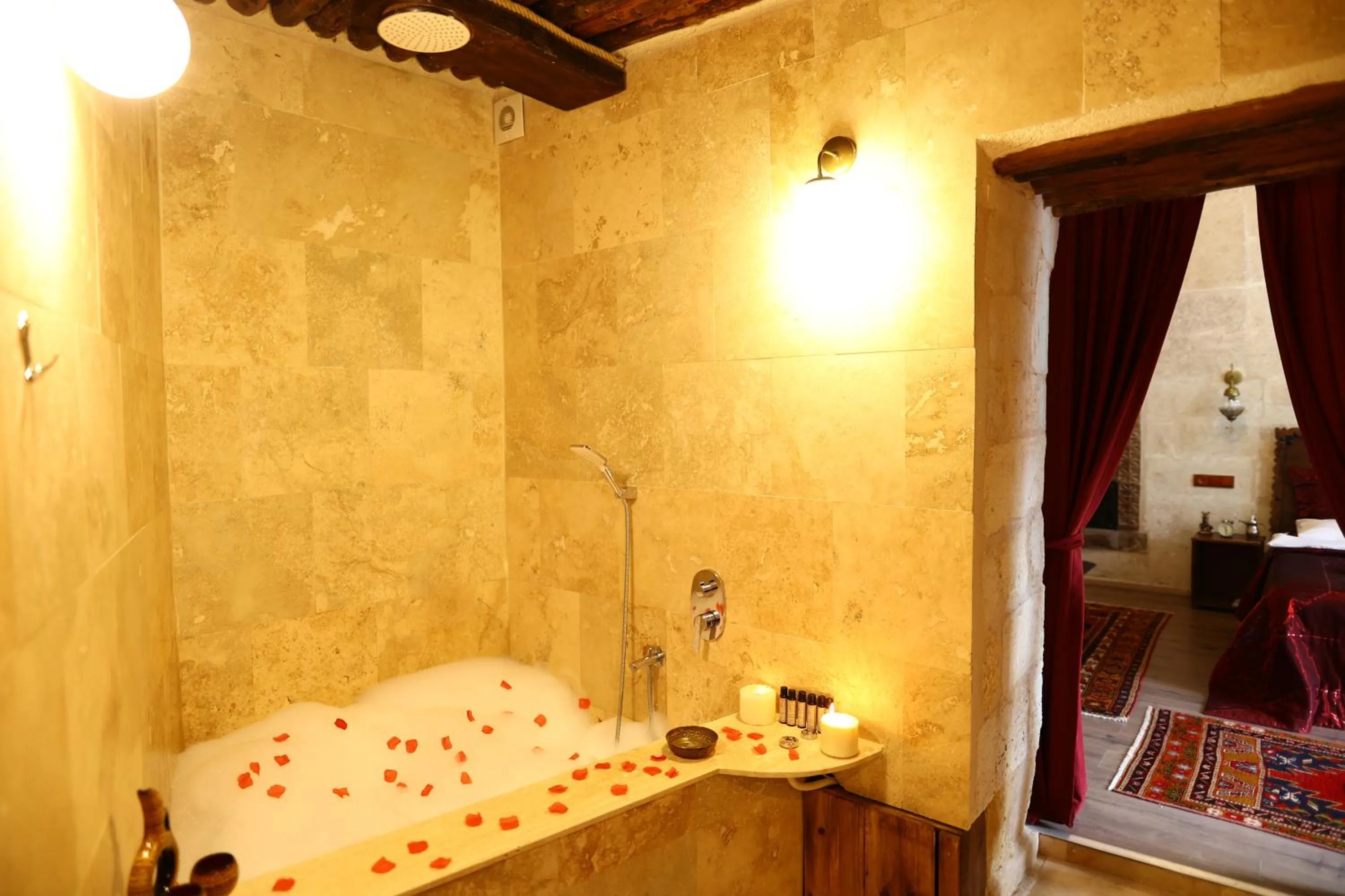 Hot Tub in Shadow Cave House