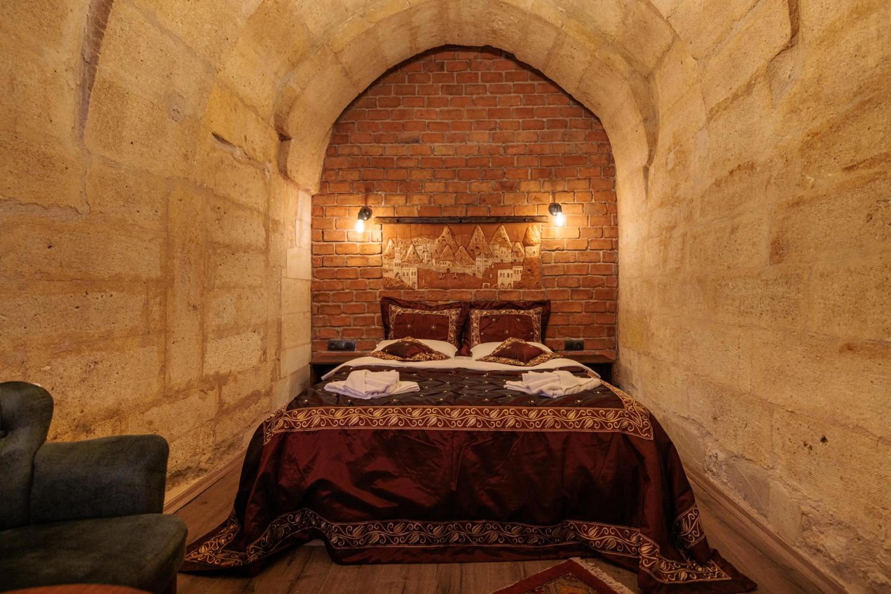 Photo of the whole room, Bed in Shadow Cave House