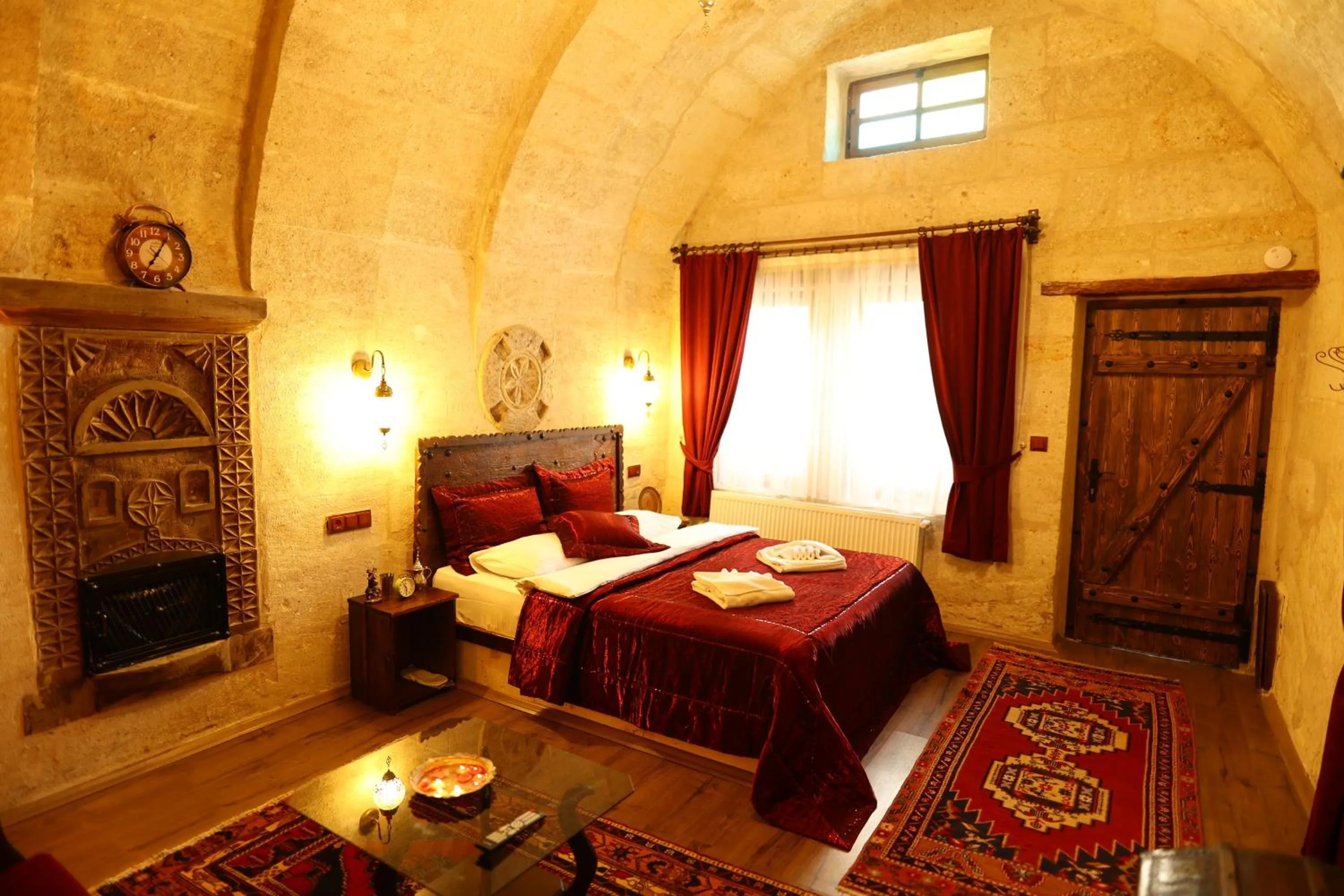 Photo of the whole room, Bed in Shadow Cave House