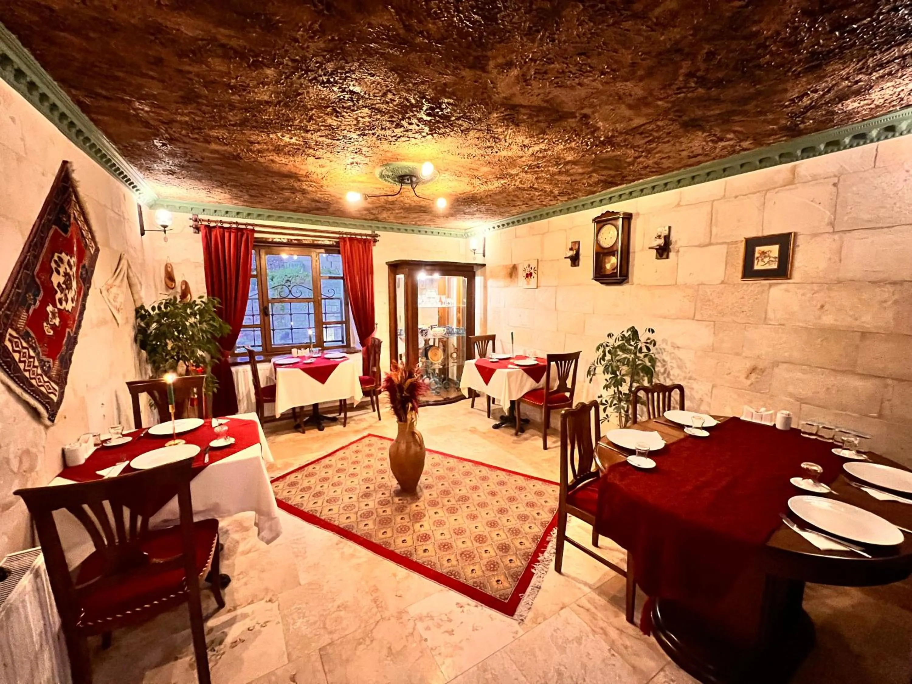 Restaurant/places to eat in Shadow Cave House