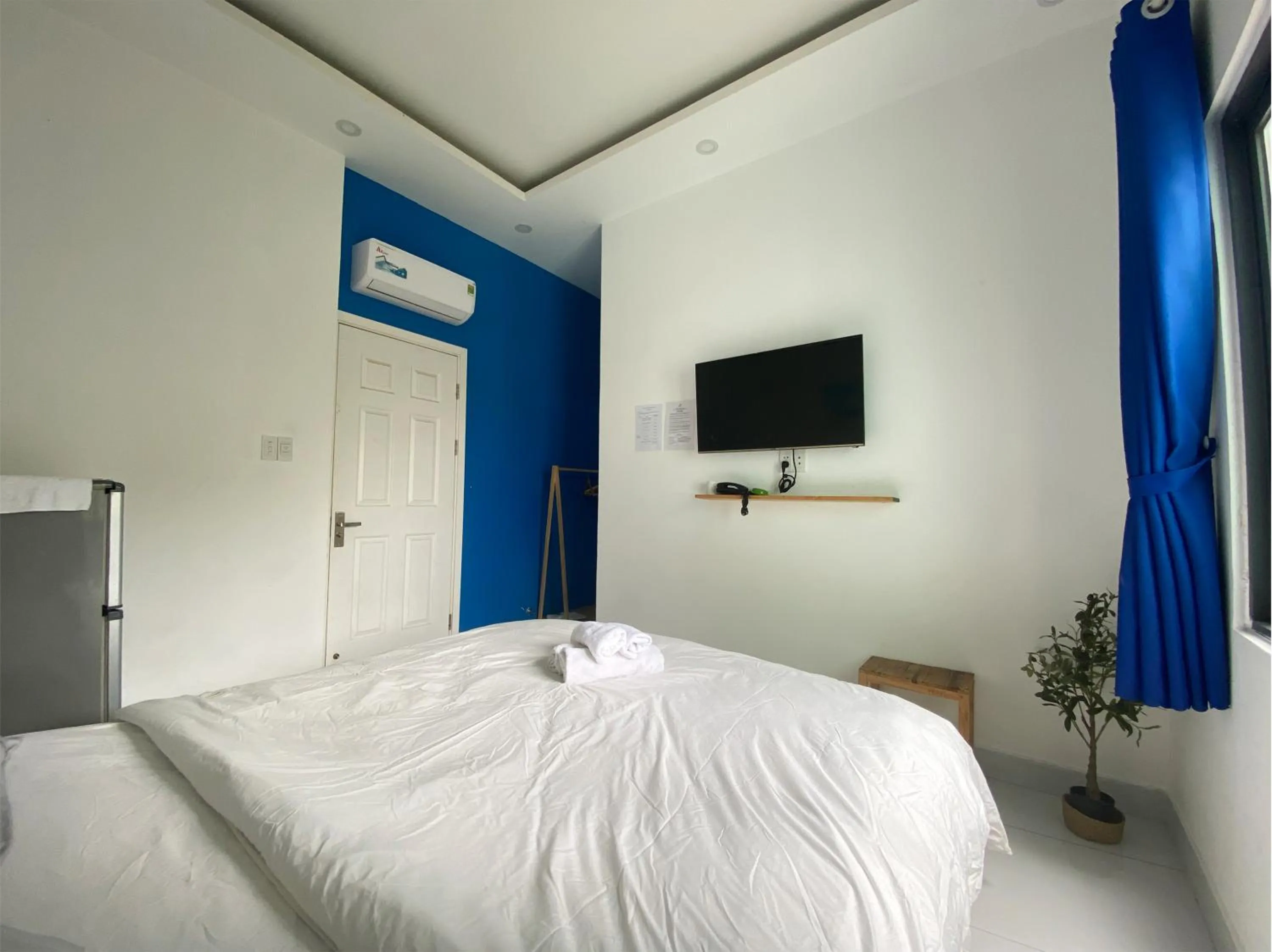 air conditioner, Bed in J&K Hotel