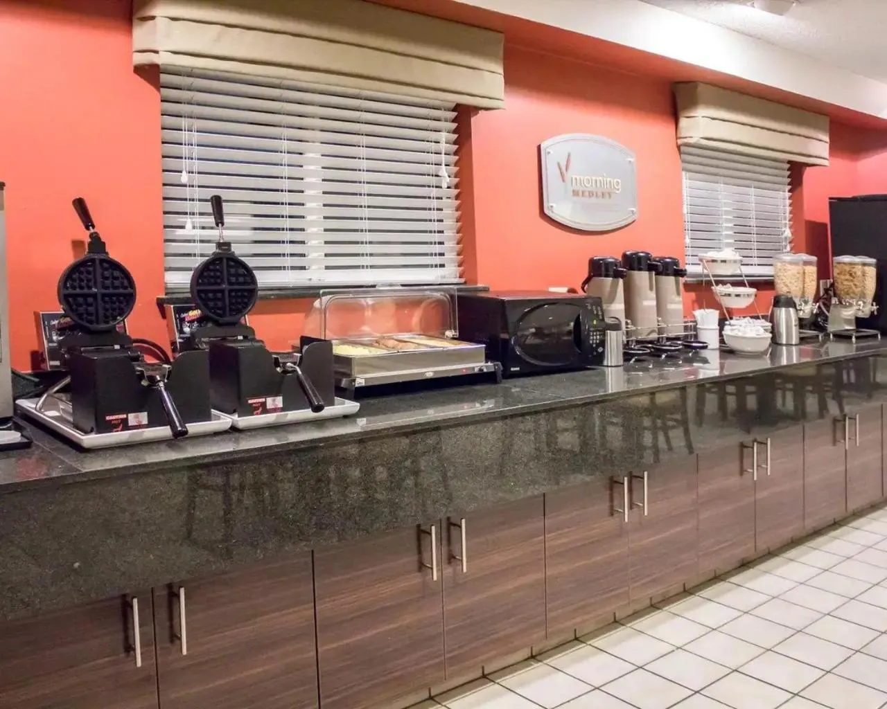 Dining area in Sleep Inn Pelham Oak Mountain