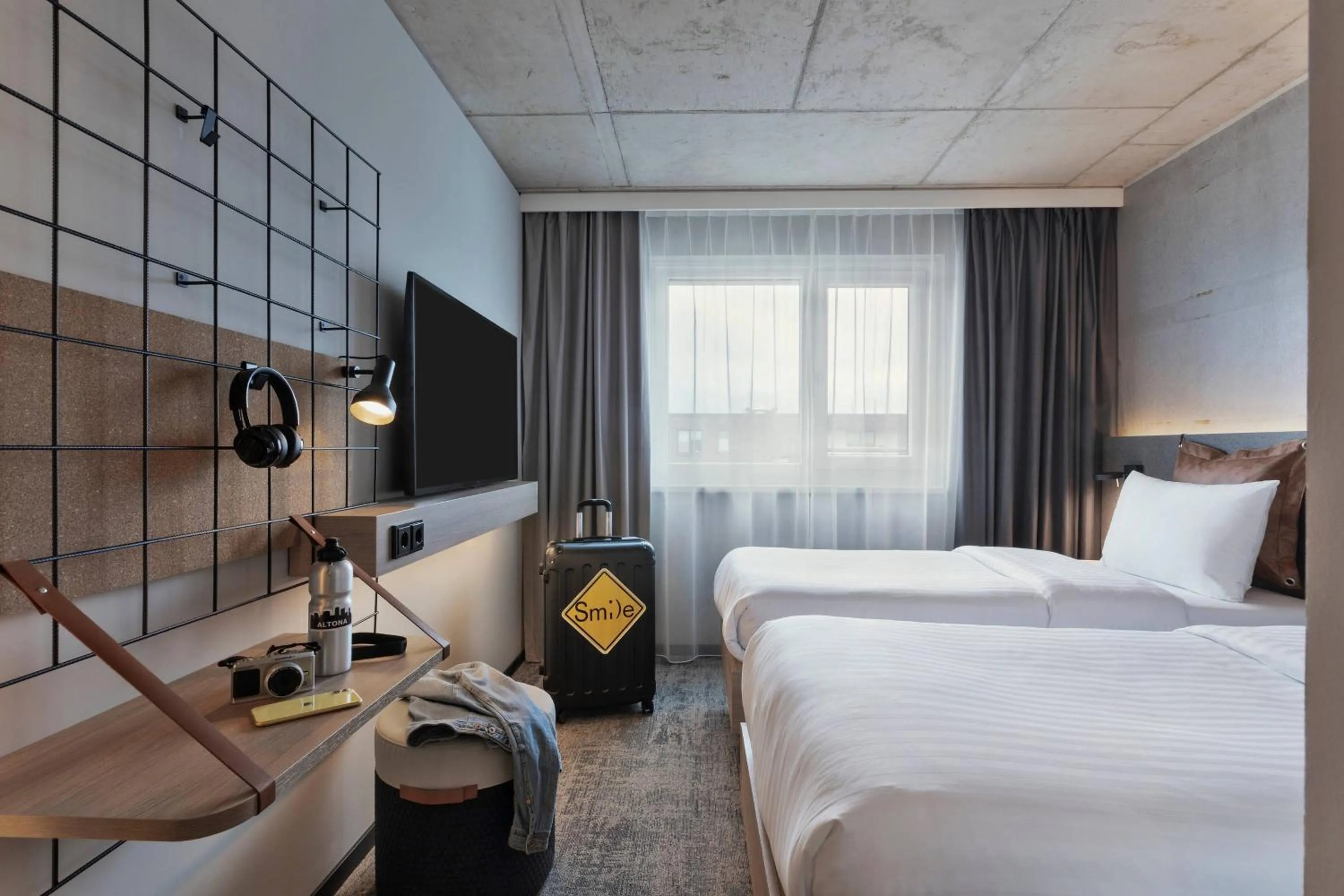 Photo of the whole room, Bed in Moxy Hamburg Altona