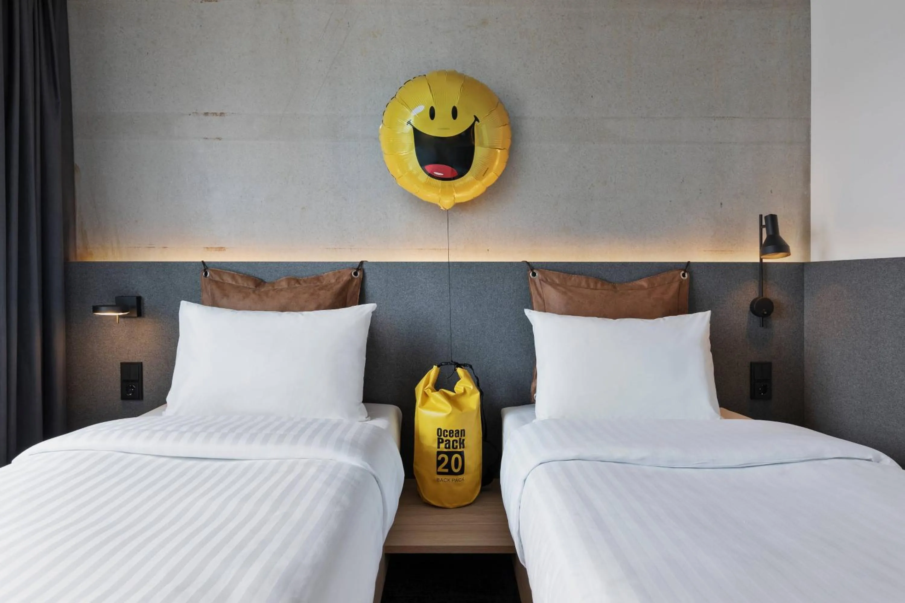 Photo of the whole room, Bed in Moxy Hamburg Altona