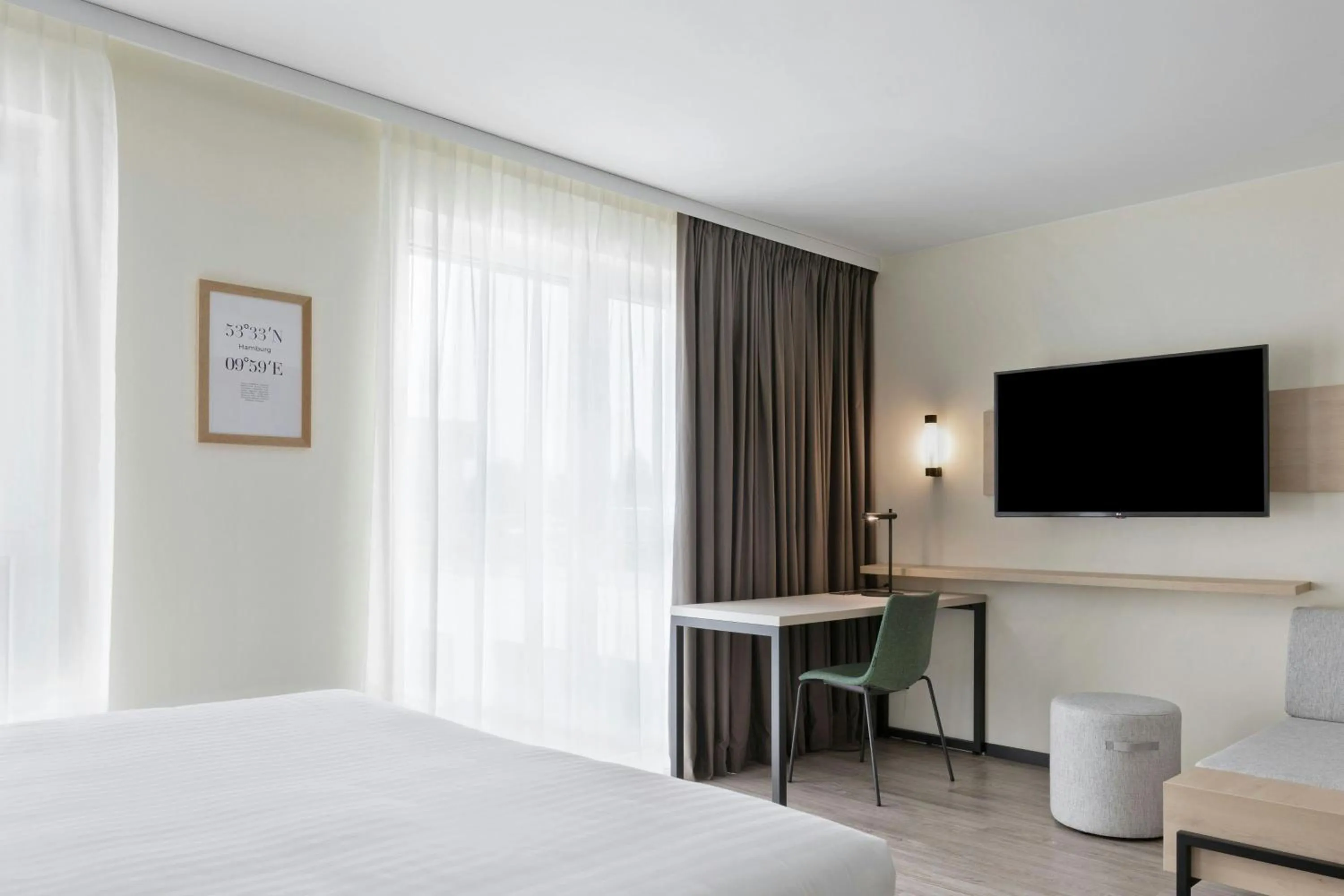 Photo of the whole room, Bed in Residence Inn by Marriott Hamburg Altona