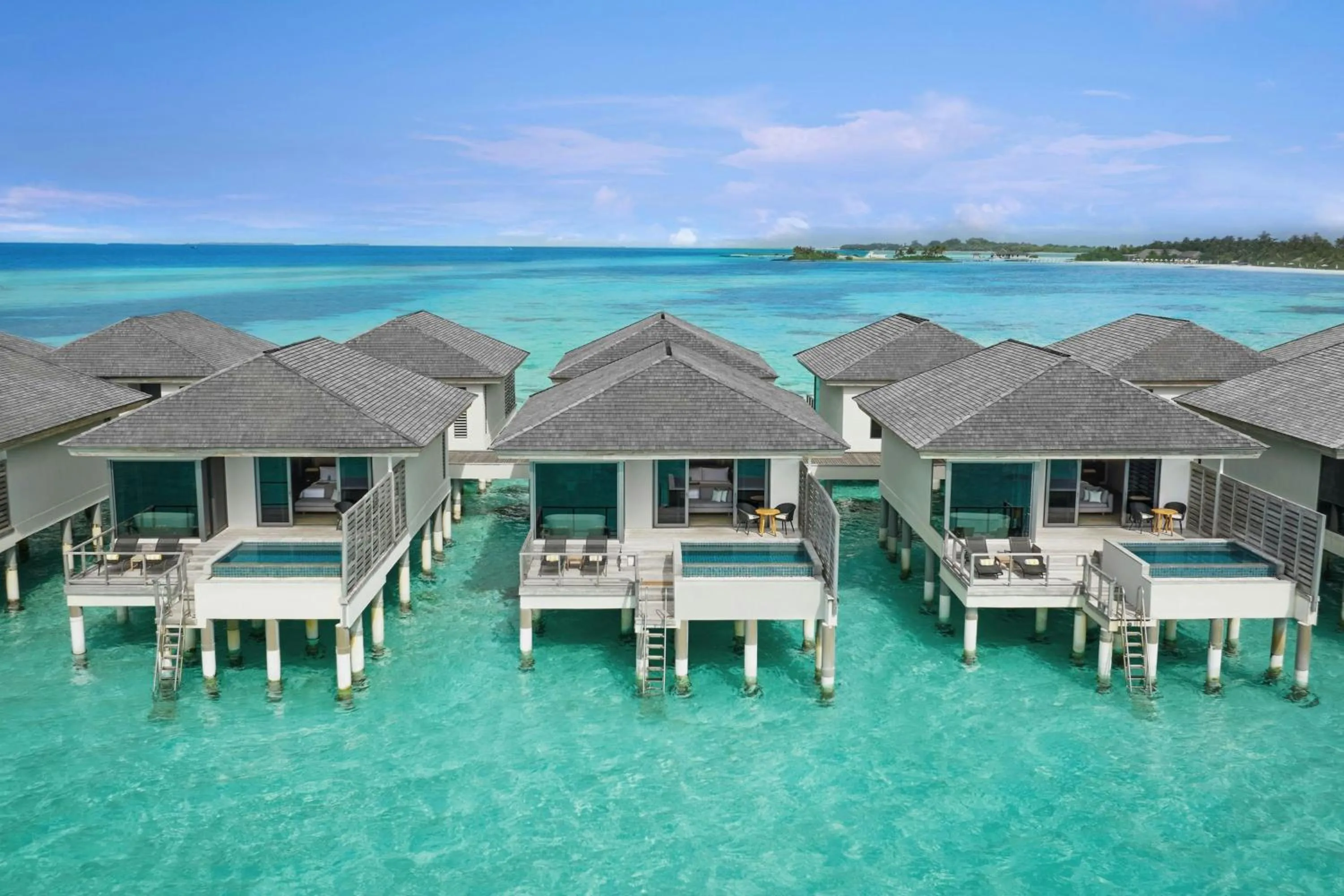 Swimming pool in Le Meridien Maldives Resort & Spa