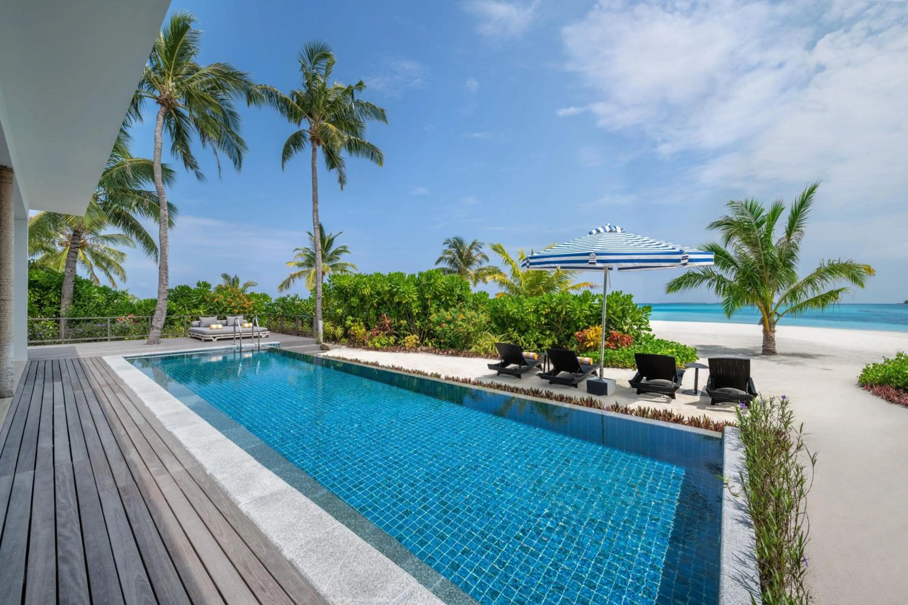 Swimming pool in Le Meridien Maldives Resort & Spa