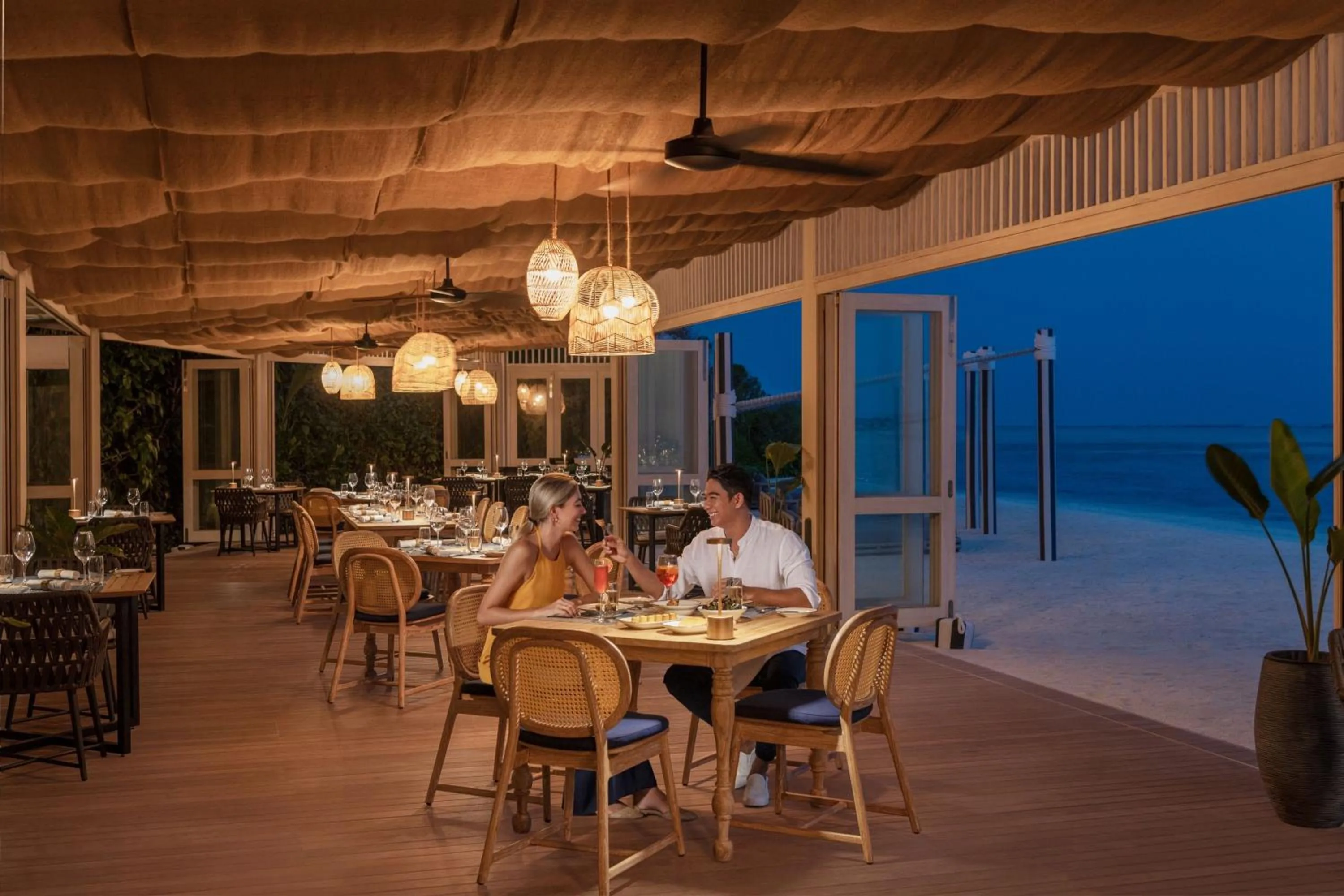 Lounge or bar in Le Meridien Maldives Resort & Spa