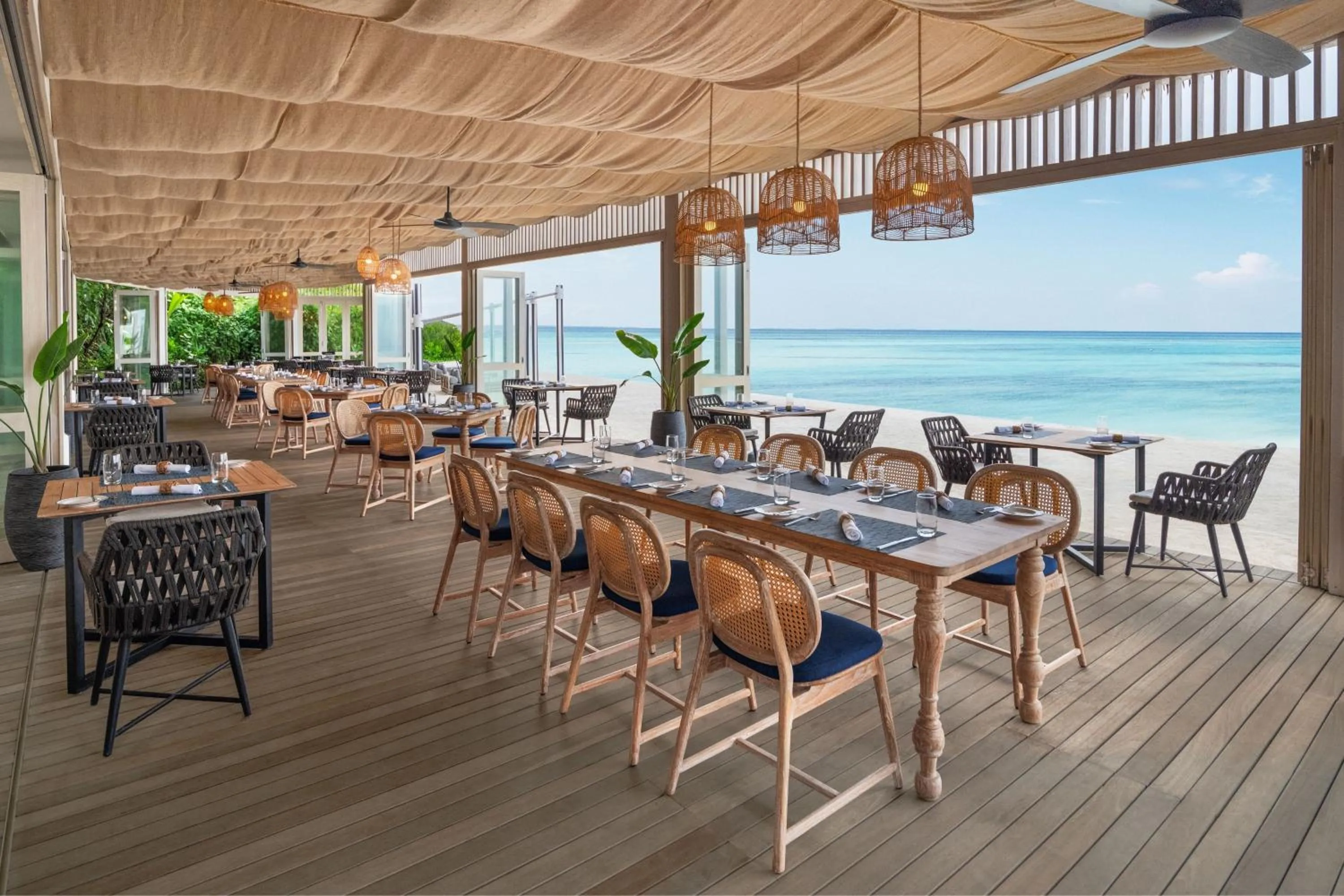 Lounge or bar in Le Meridien Maldives Resort & Spa
