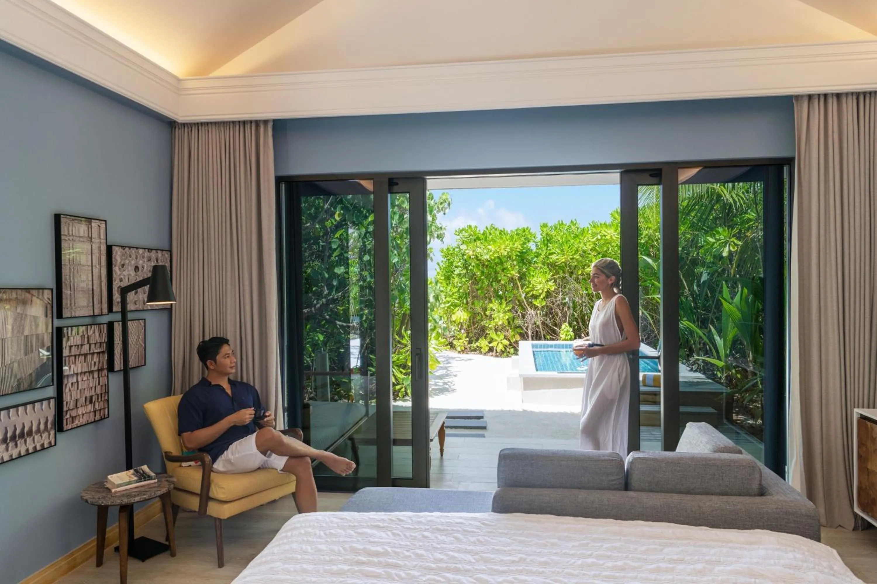 Swimming pool, Bed in Le Meridien Maldives Resort & Spa