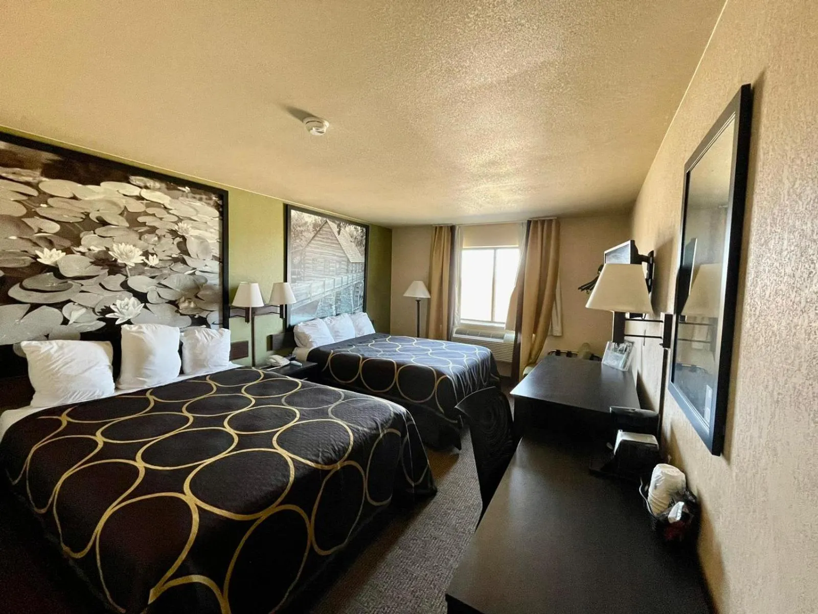 Photo of the whole room, Bed in Super 8 by Wyndham Macon